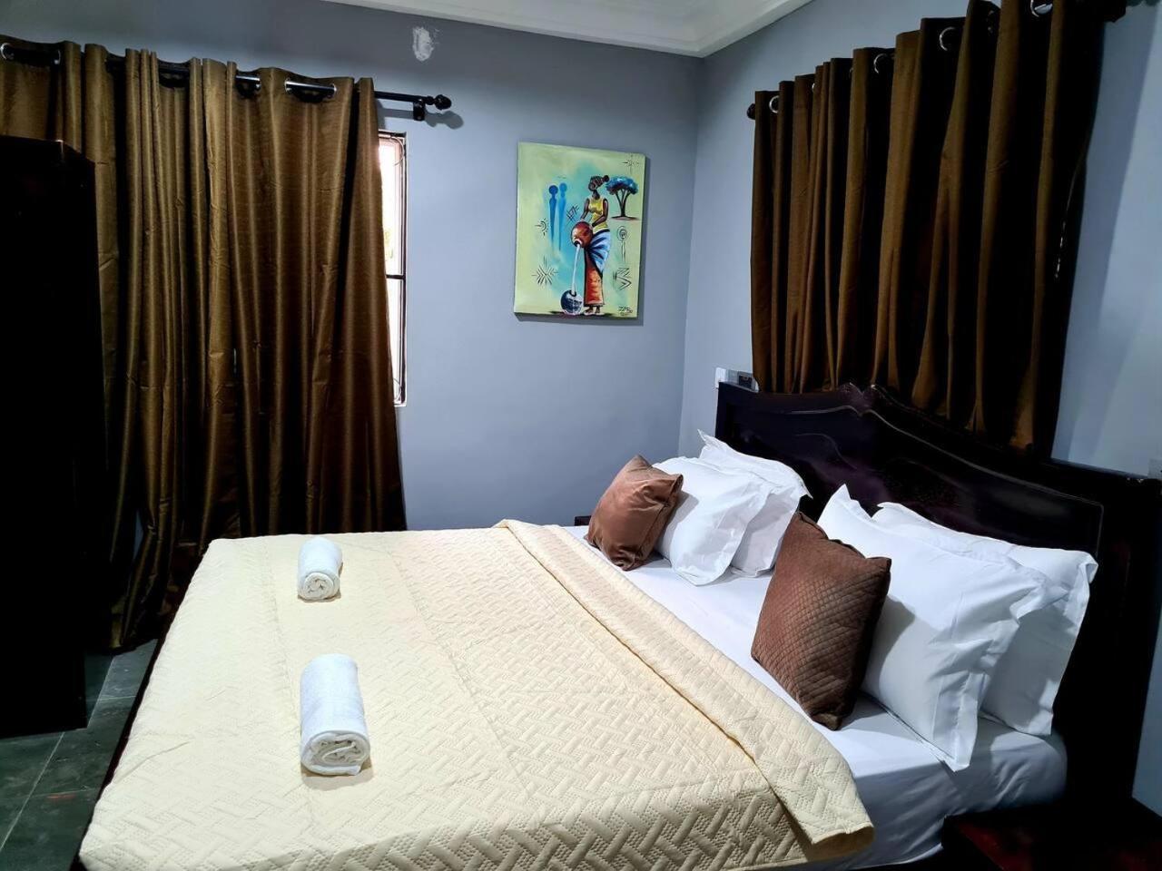 Cozy Quiet & Fantastic- Close to Highway - Parking view 3