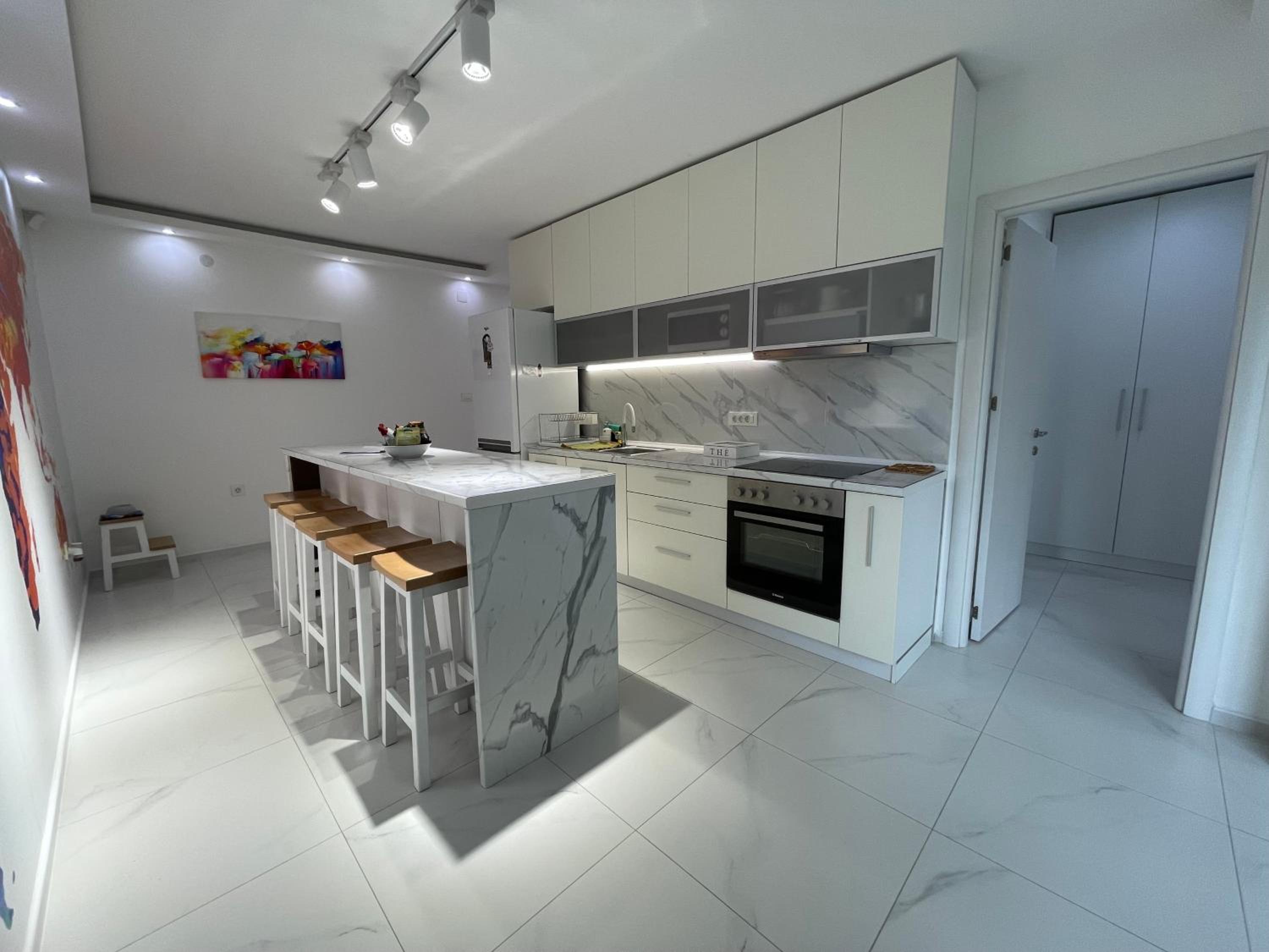 EVA WorldMap Oasis 2BR, 2BA, Free Parking, Balcony view 4