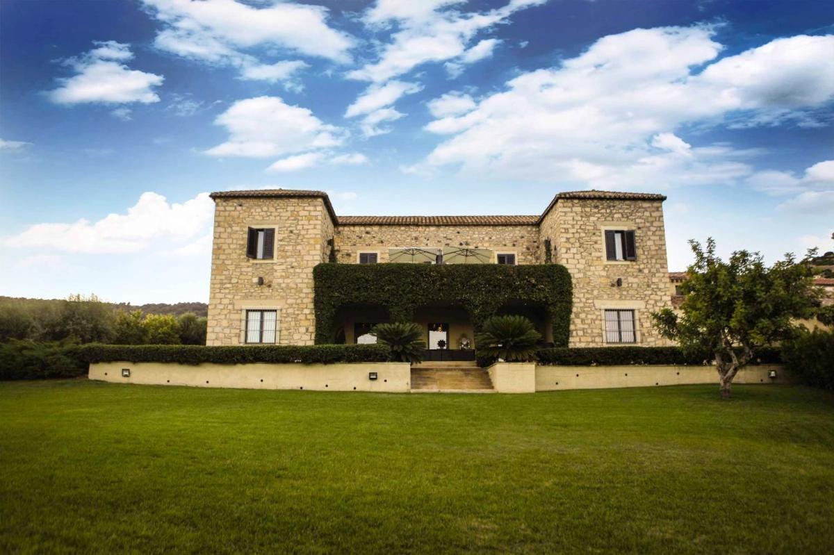 5 bedrooms mansion with private pool enclosed garden and wifi at Gesturi
