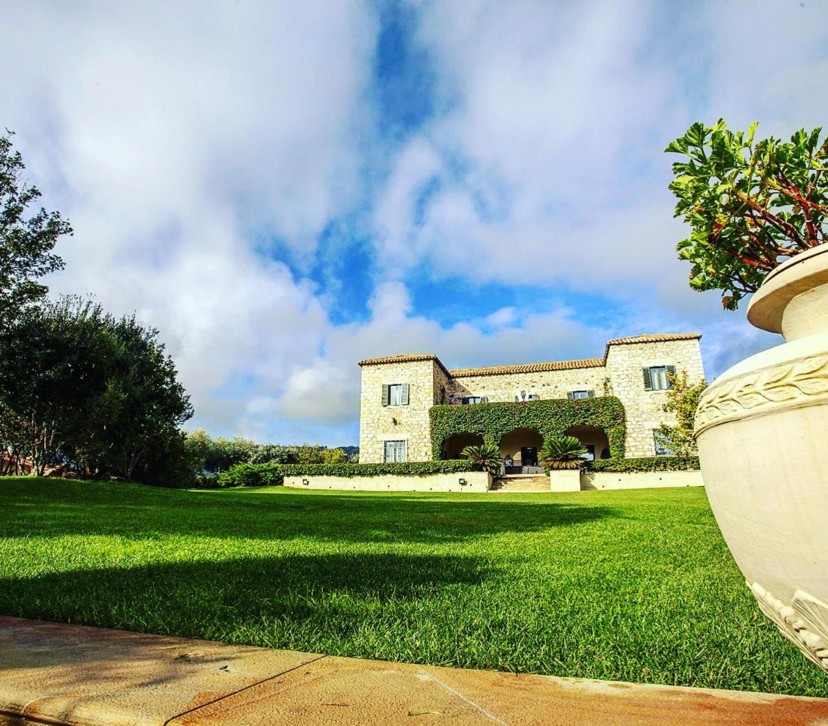 5 bedrooms mansion with private pool enclosed garden and wifi at Gesturi