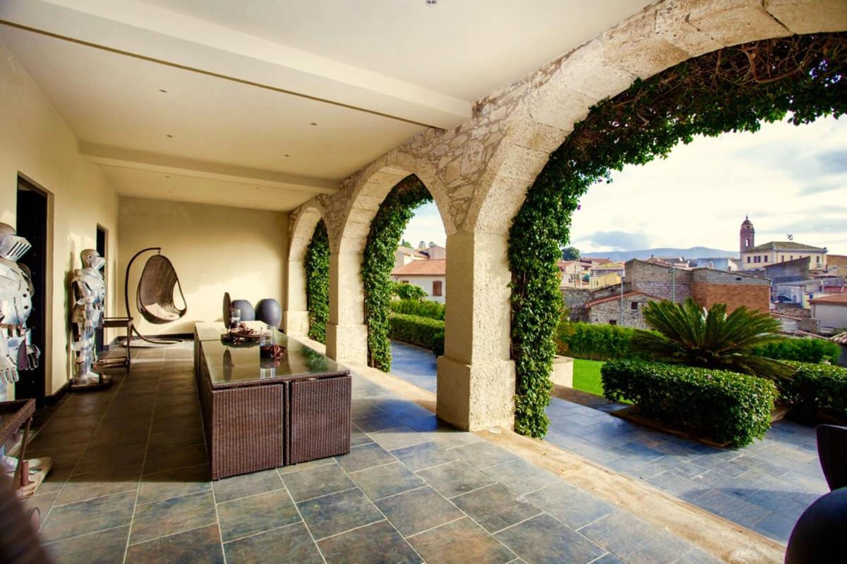 5 bedrooms mansion with private pool enclosed garden and wifi at Gesturi