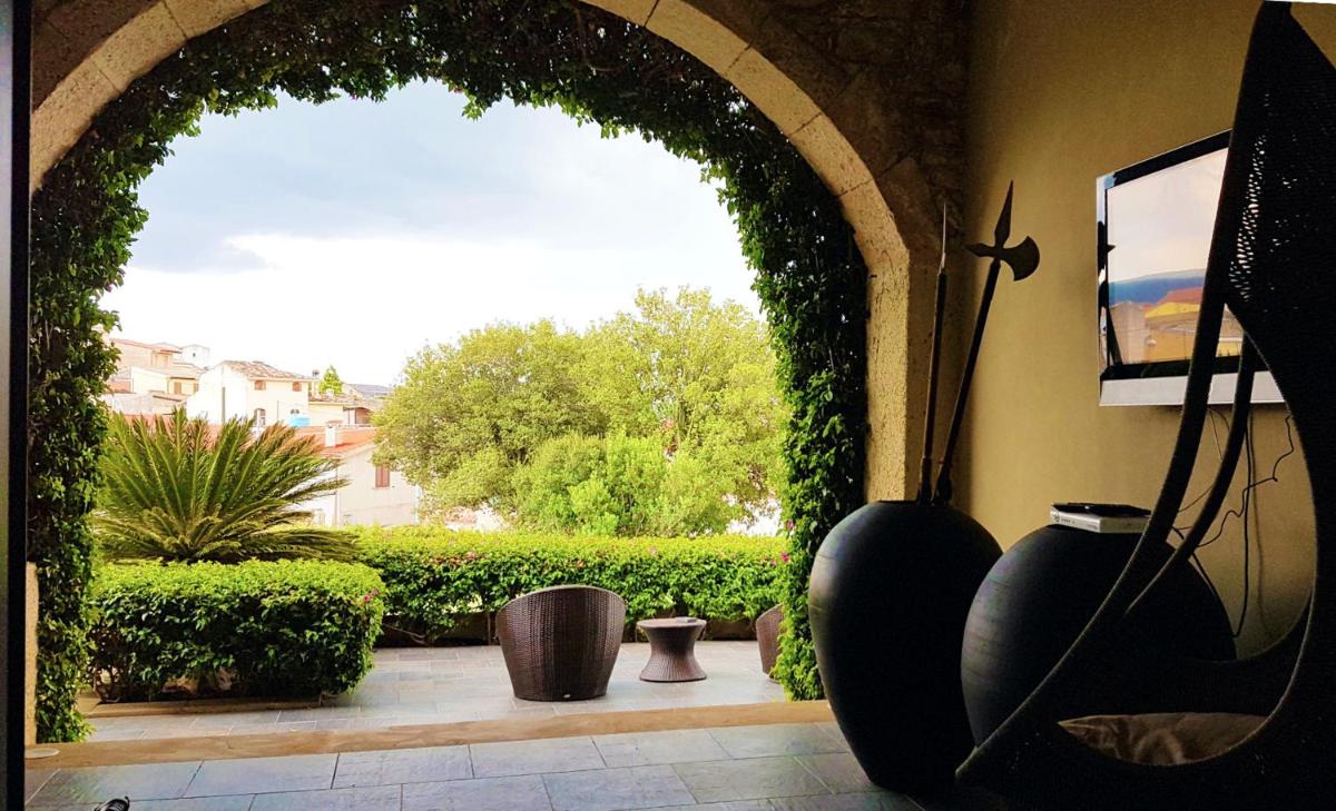 5 bedrooms mansion with private pool enclosed garden and wifi at Gesturi