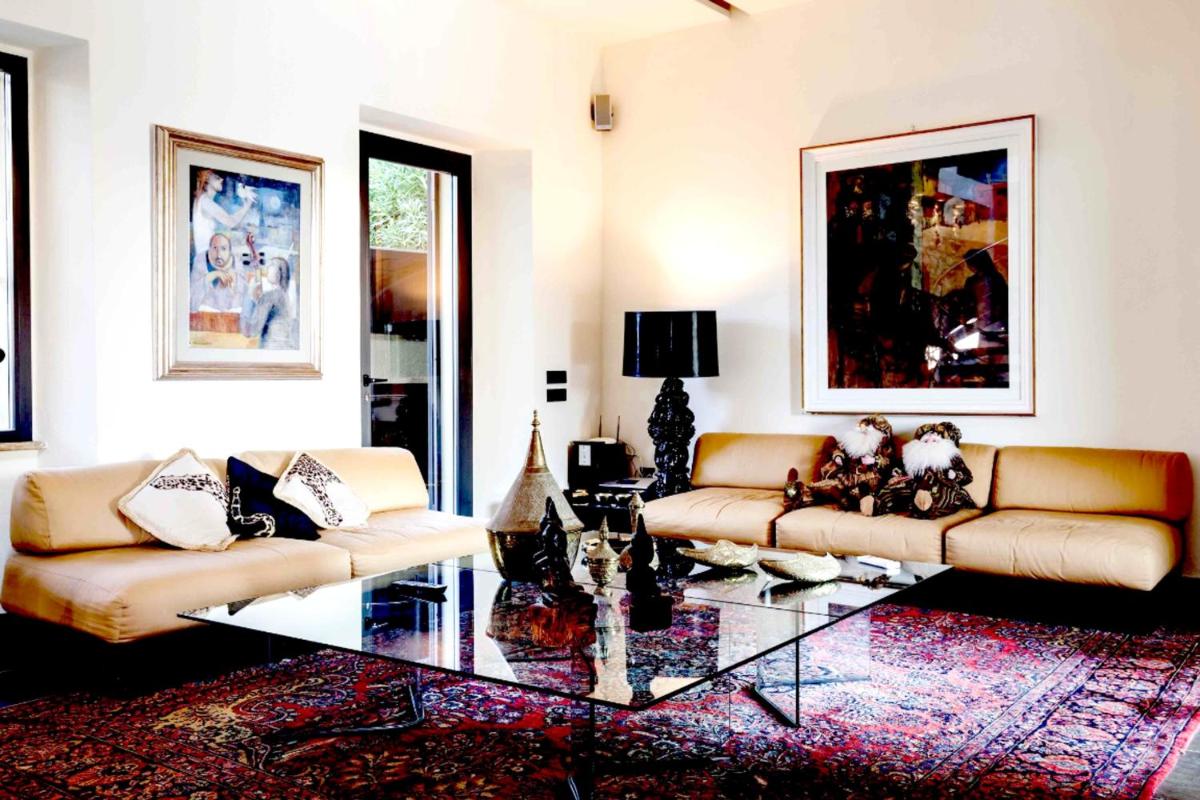 5 bedrooms mansion with private pool enclosed garden and wifi at Gesturi