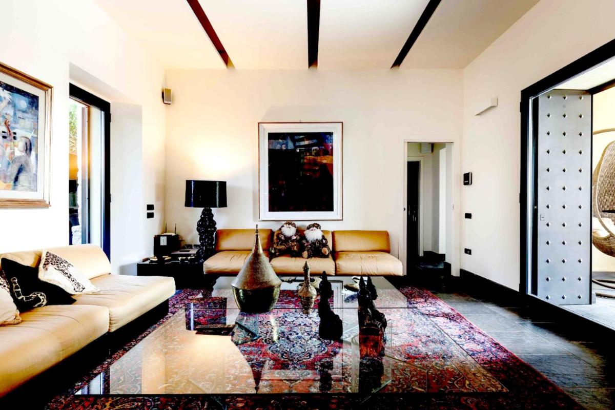 5 bedrooms mansion with private pool enclosed garden and wifi at Gesturi