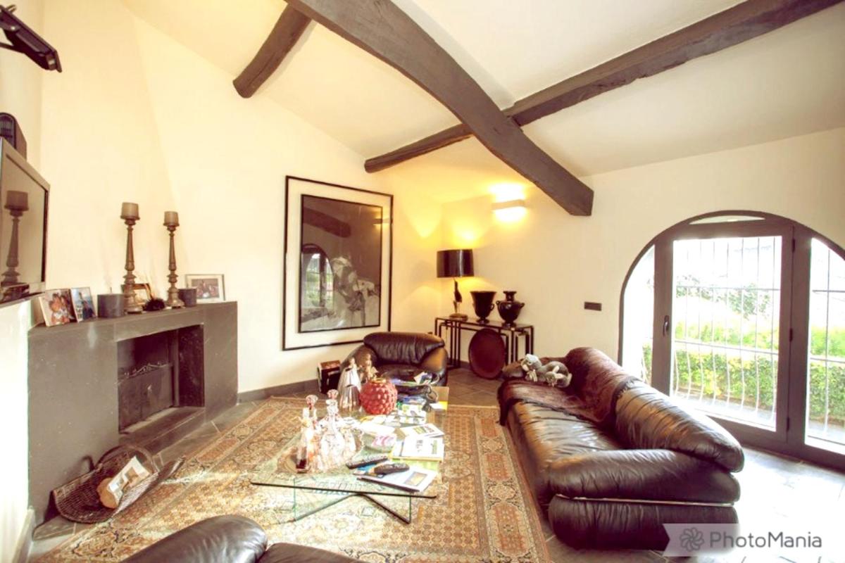 5 bedrooms mansion with private pool enclosed garden and wifi at Gesturi