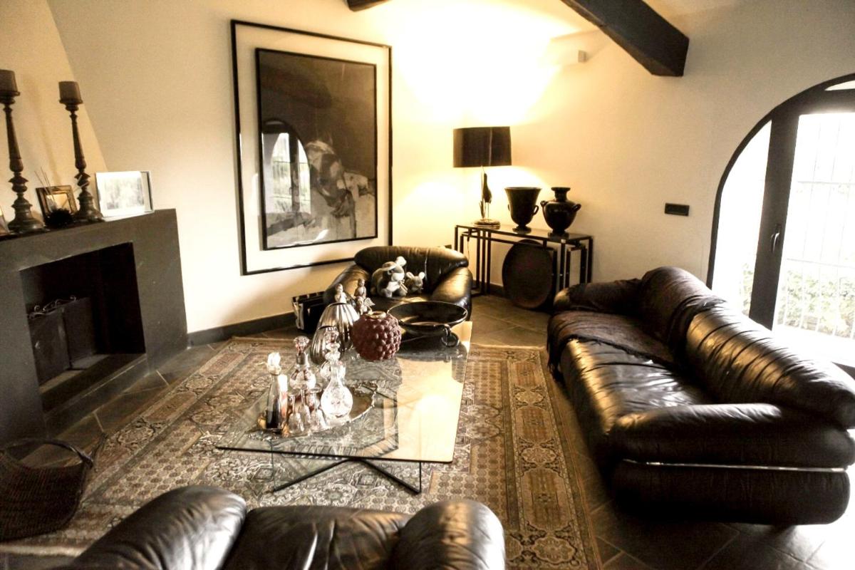 5 bedrooms mansion with private pool enclosed garden and wifi at Gesturi