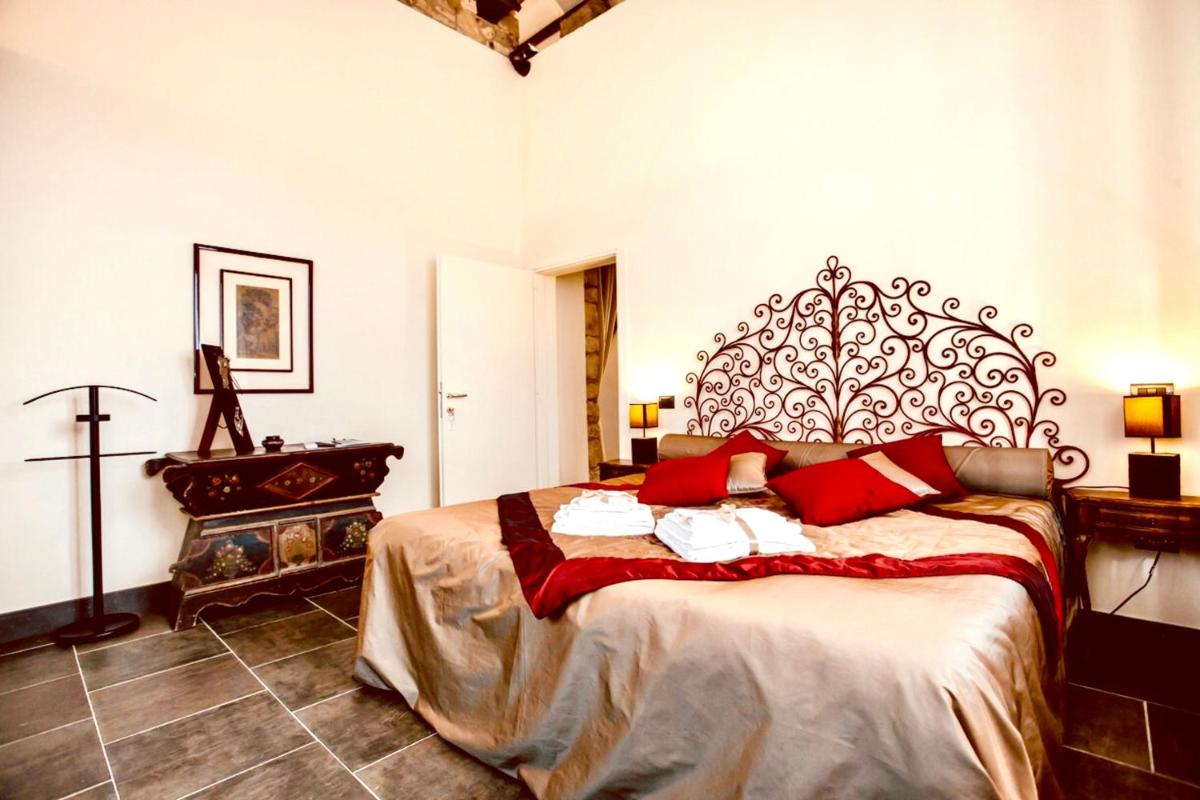5 bedrooms mansion with private pool enclosed garden and wifi at Gesturi