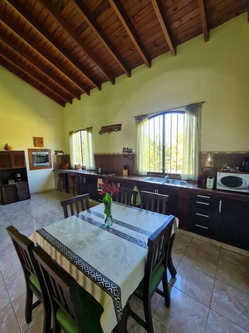 HERMOSA CASA con 4000mts de PARQUE en las SIERRAS DE CORDOBA