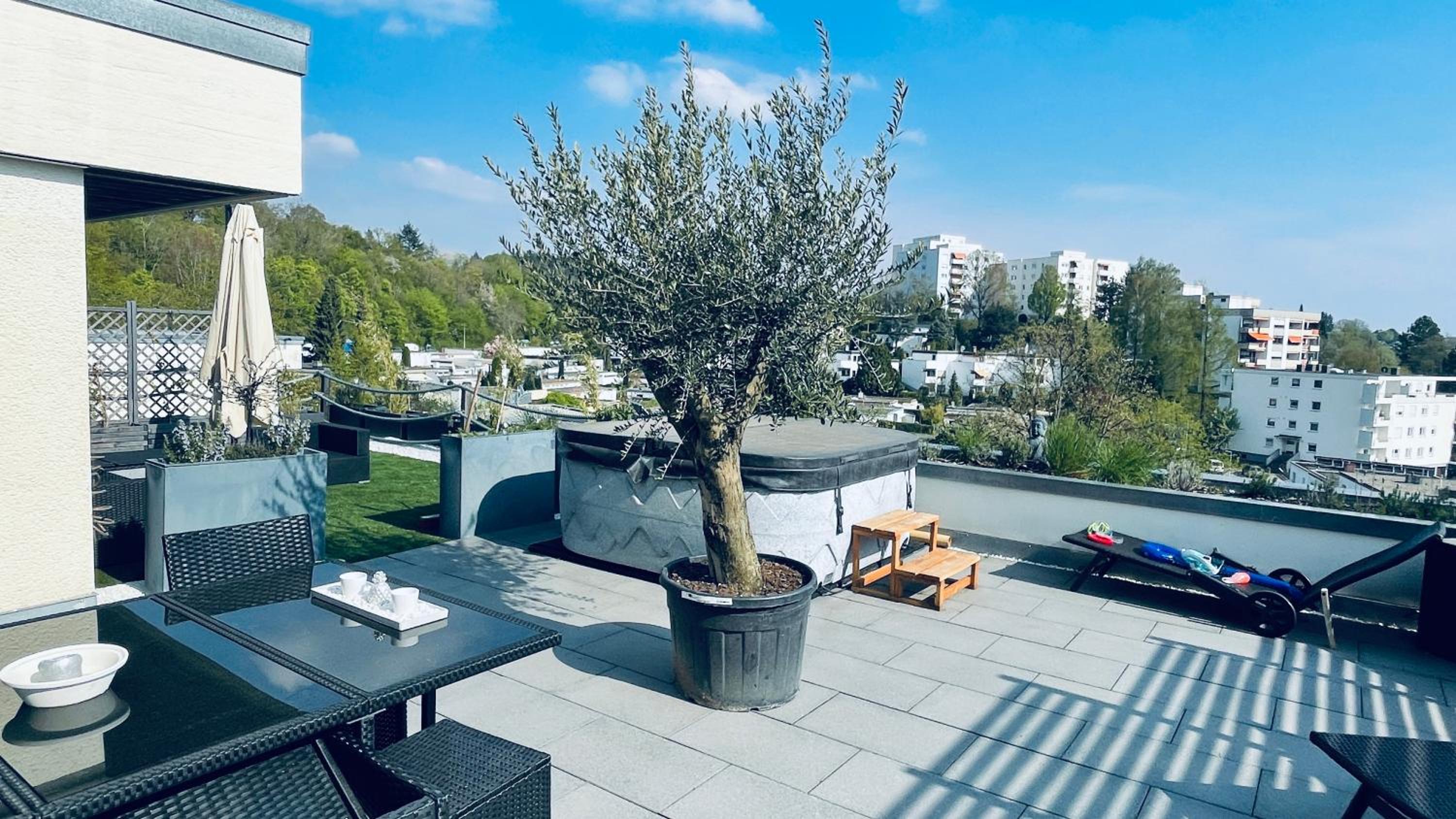 PENTHOUSE - 3 Schlafzimmer- sonnige Dachterrasse -Whirlpool & Alpenblick - Perfekt für Romantik oder Familienurlaub mit Kind, Hund willkommen - by FerienWo