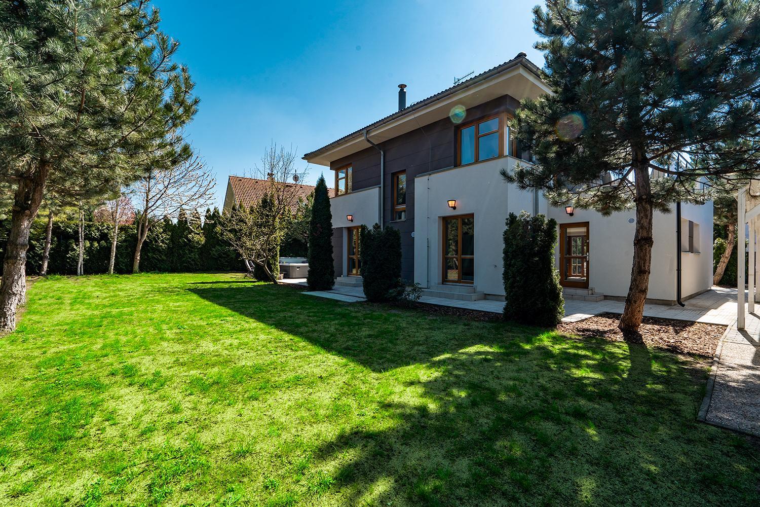 Serenity Luxusní vila s vířivkou a zahradou u Prahy