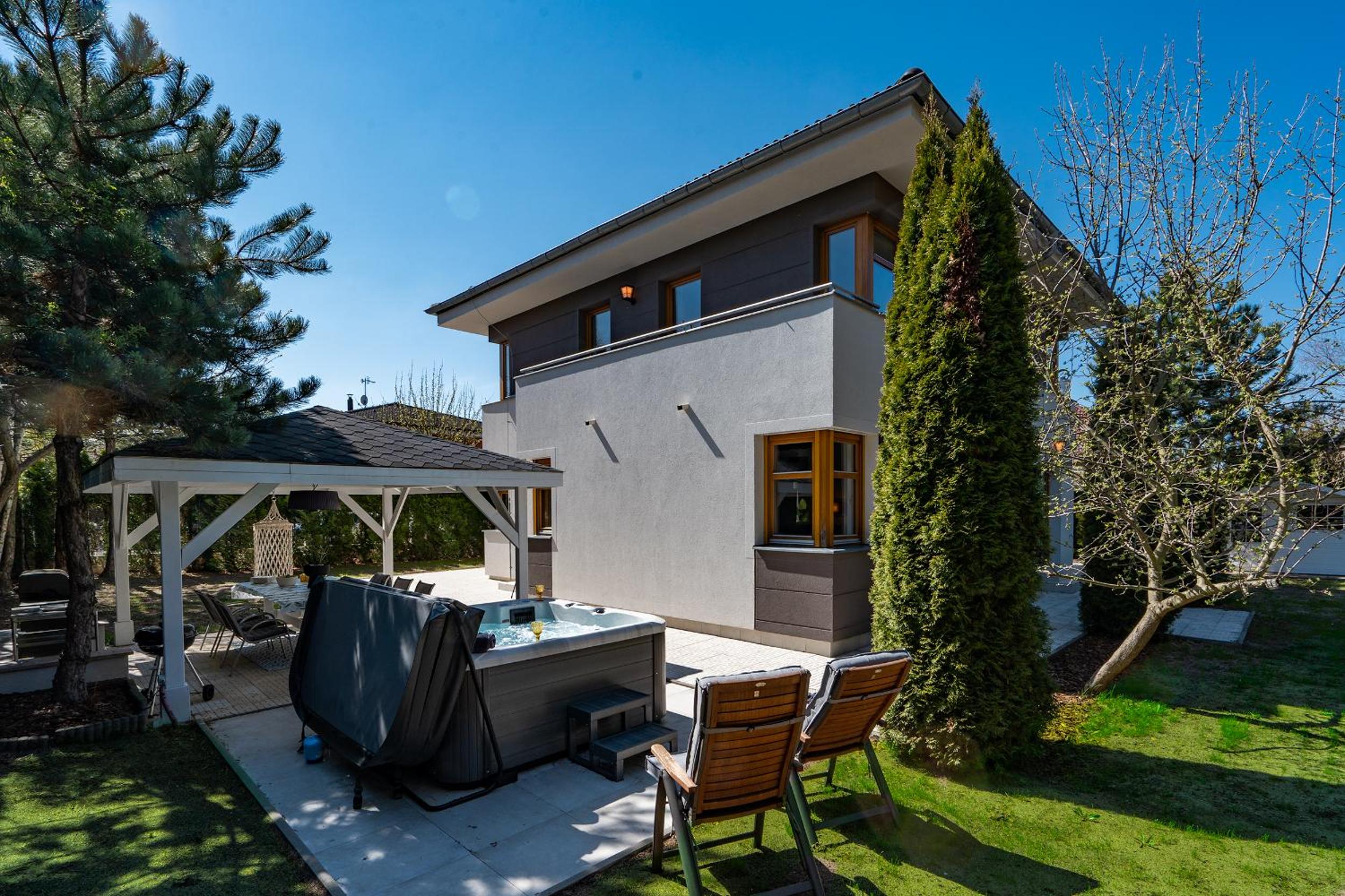 Serenity Luxusní vila s vířivkou a zahradou u Prahy