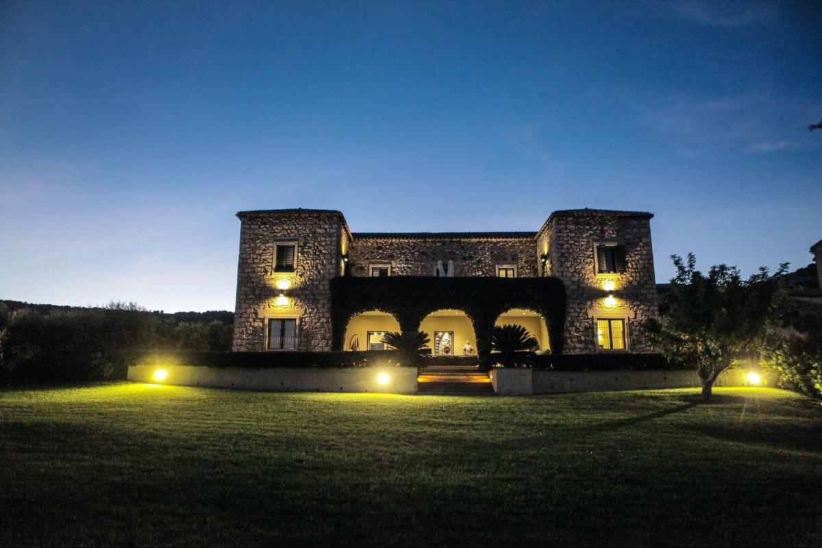 5 bedrooms mansion with private pool enclosed garden and wifi at Gesturi