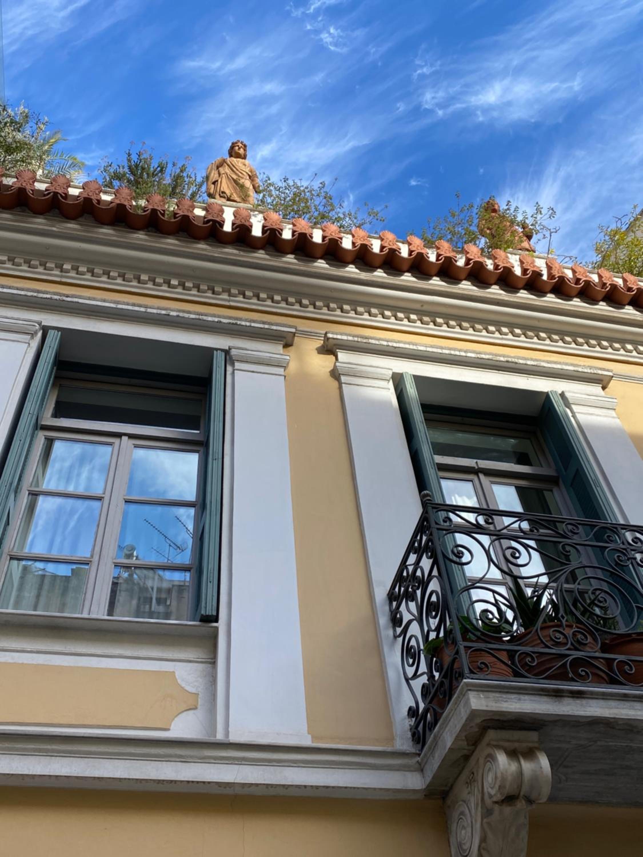 Sunny Apartment (90m2) in Athens center