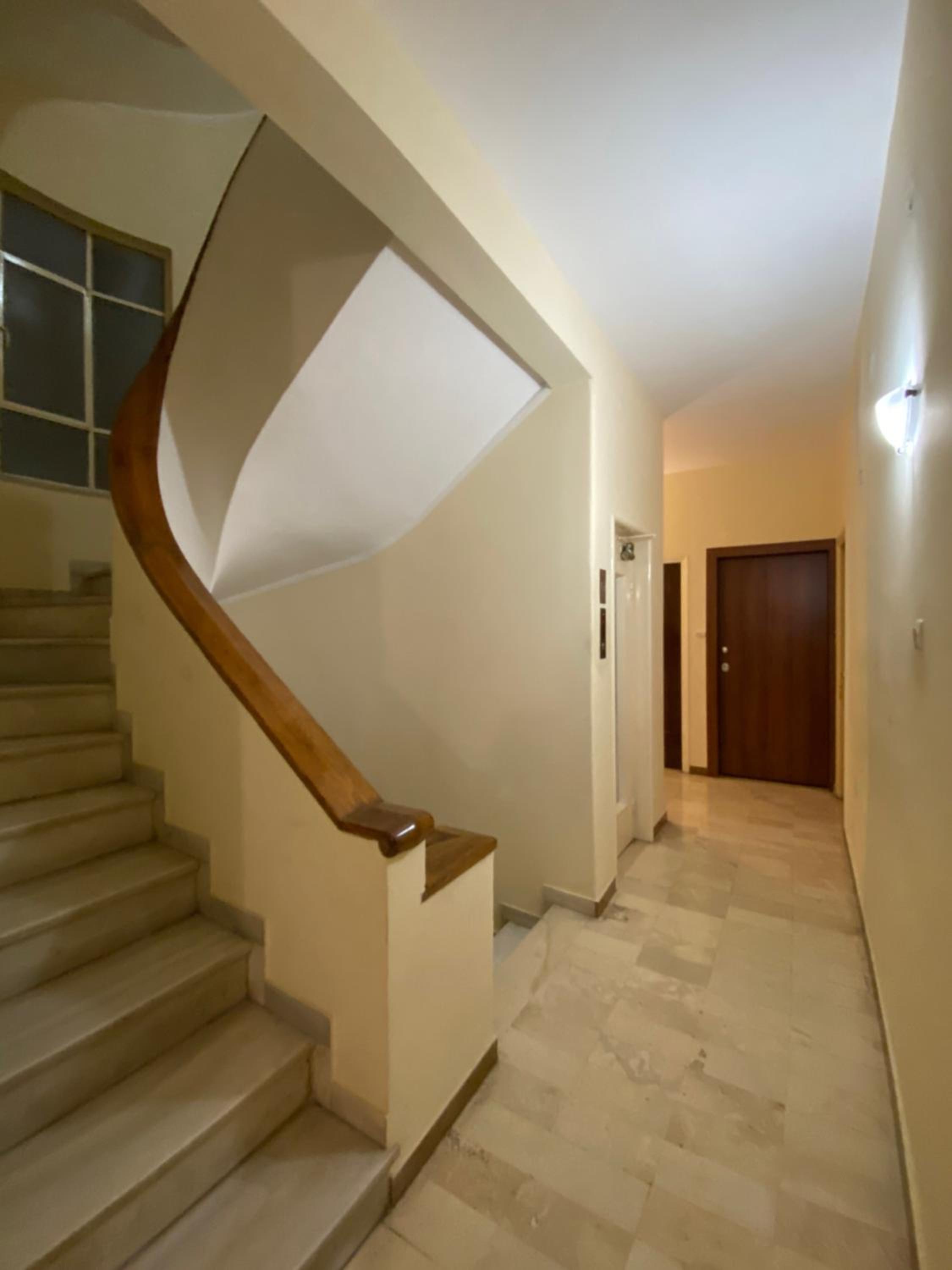 Sunny Apartment (90m2) in Athens center