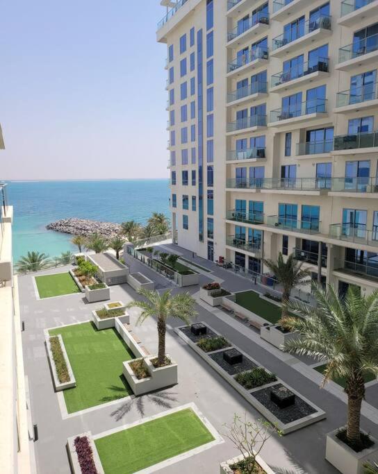 Summer By The Sea Ultra Luxe 1 bedroom Apartment with a private beach - Al Marjan Island