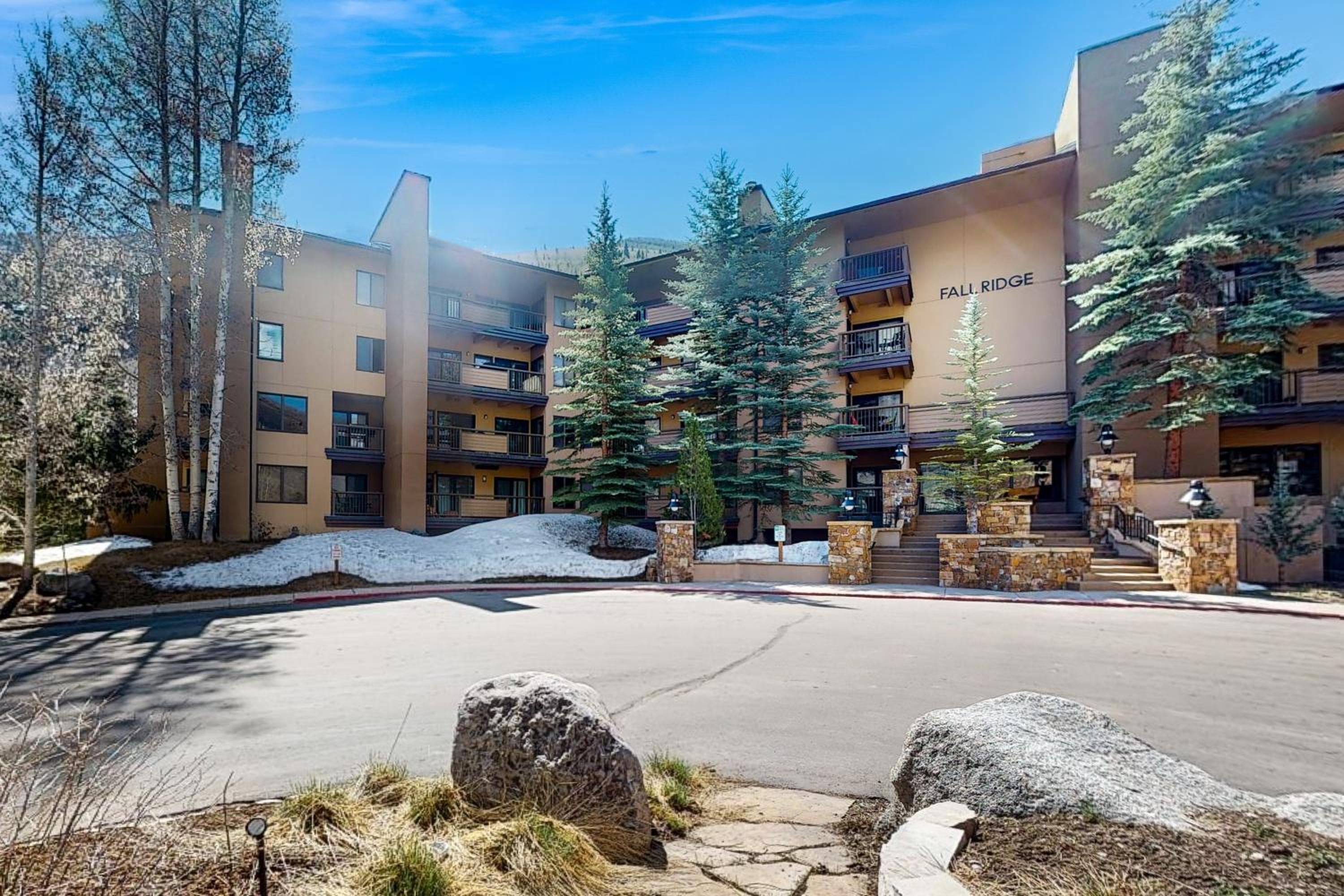 Spacious, mountain view condo next to golf/Nordic skiing with pool & hot tub, photo 2