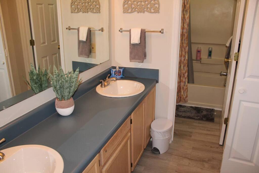 Cheerful 2-Bedroom, 2 bath with private parking view 3