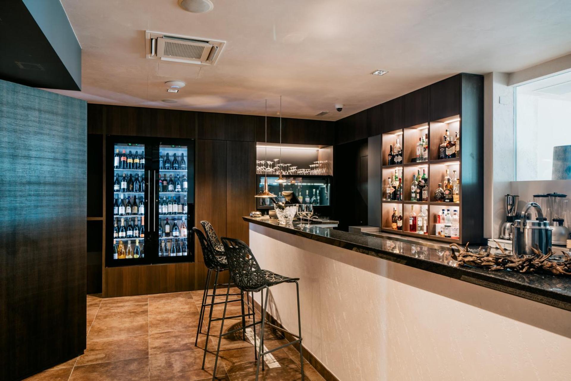bar