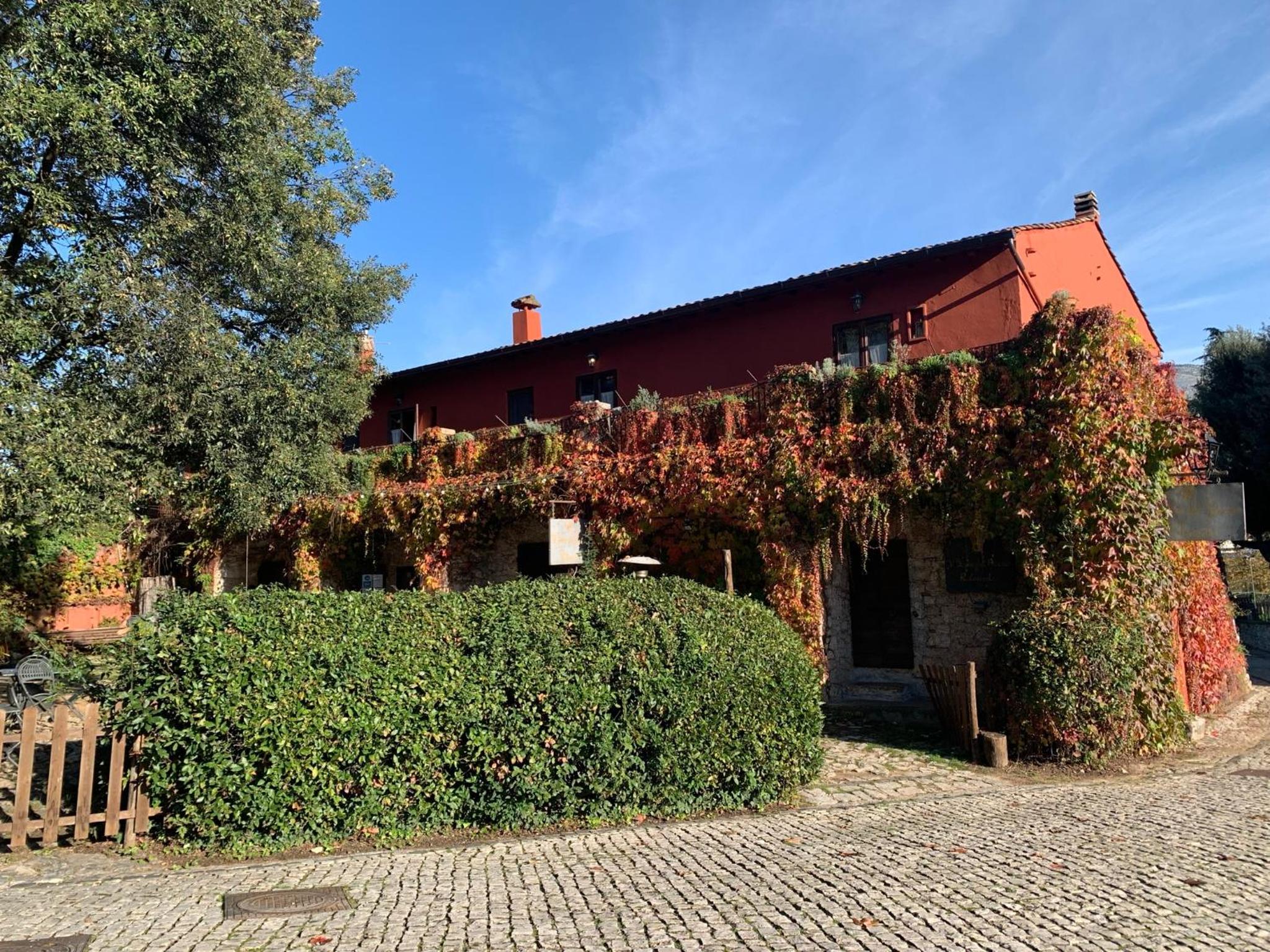 Casette rosse nel borgo medievale di Fossanova view 5