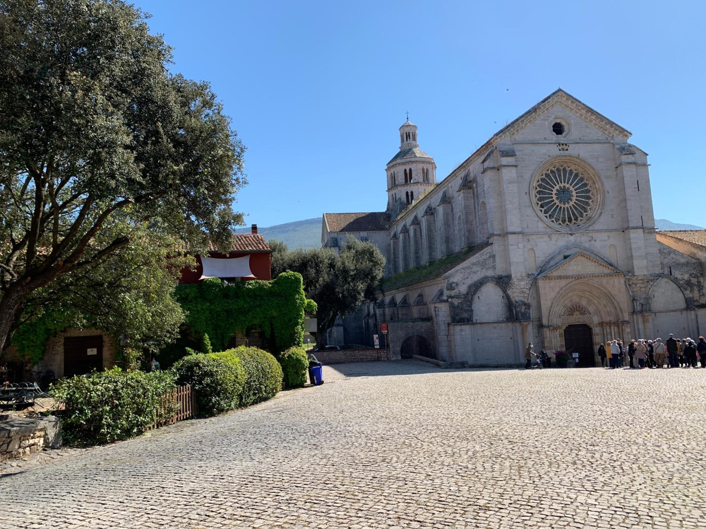Casette rosse nel borgo medievale di Fossanova view 4
