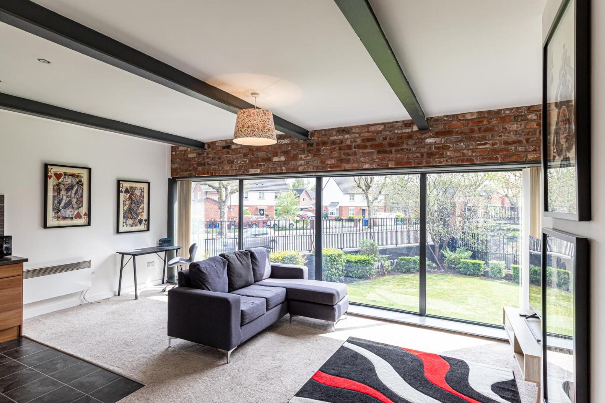 Warrington Vacations - Clock Towers, 2 Bed, Stockton Heath, Warrington, Parking - Property Image 2