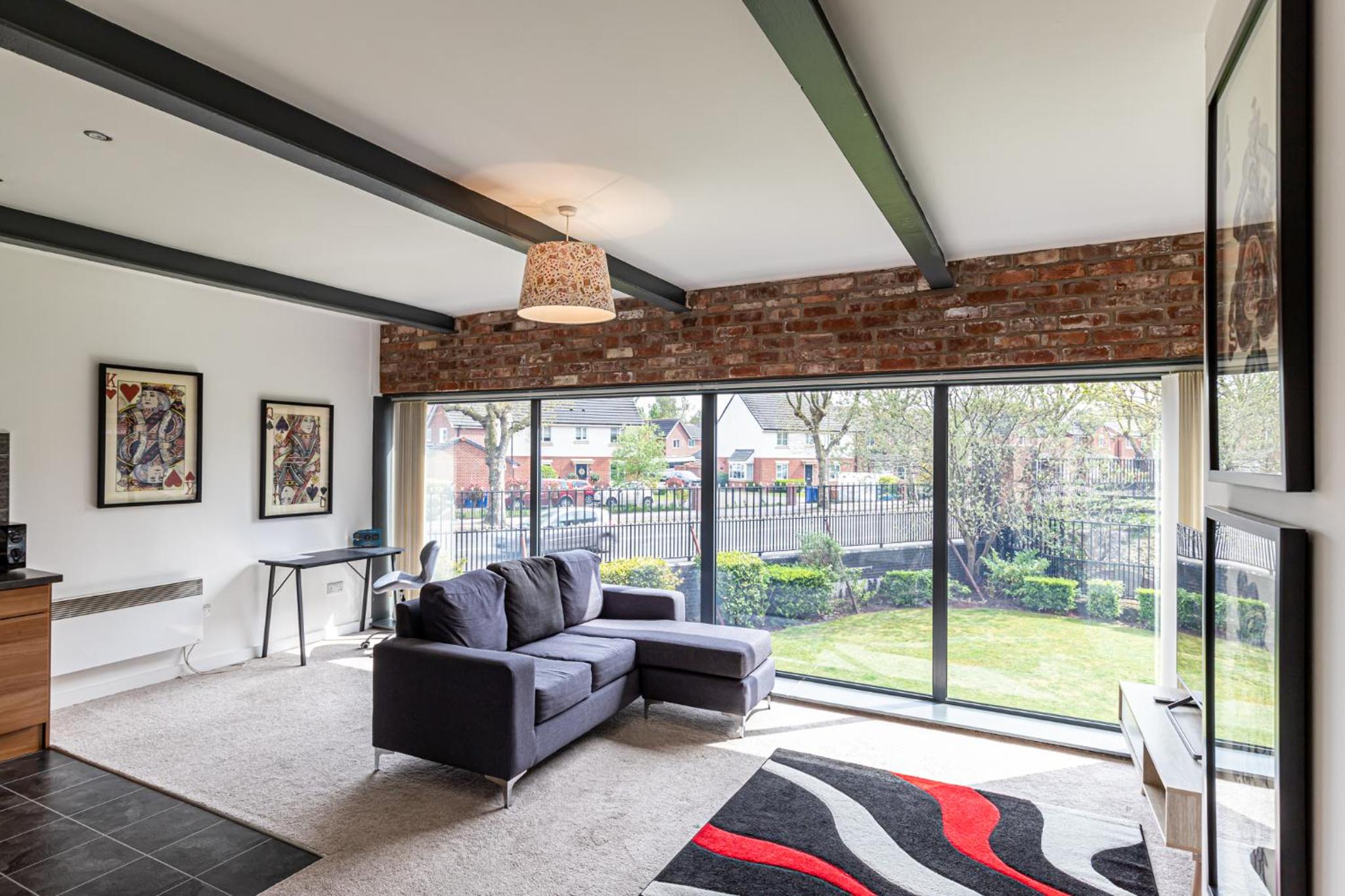 Warrington Vacations - Clock Towers, 2 Bed, Stockton Heath, Warrington, Parking - Property Image 3