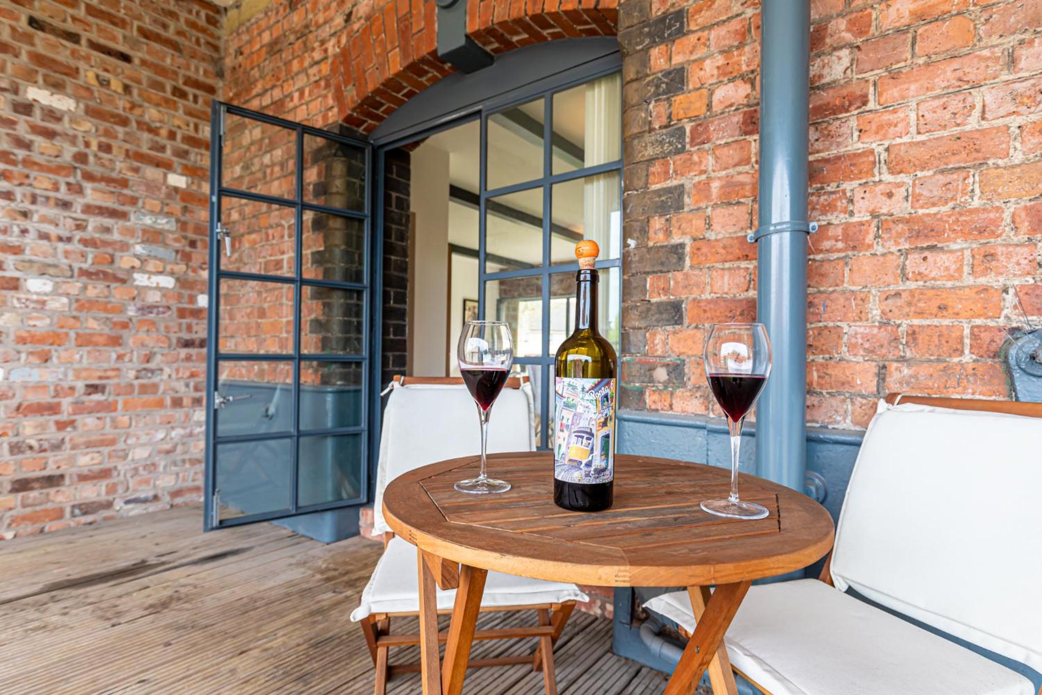 Warrington Vacations - Clock Towers, 2 Bed, Stockton Heath, Warrington, Parking - Property Image 9