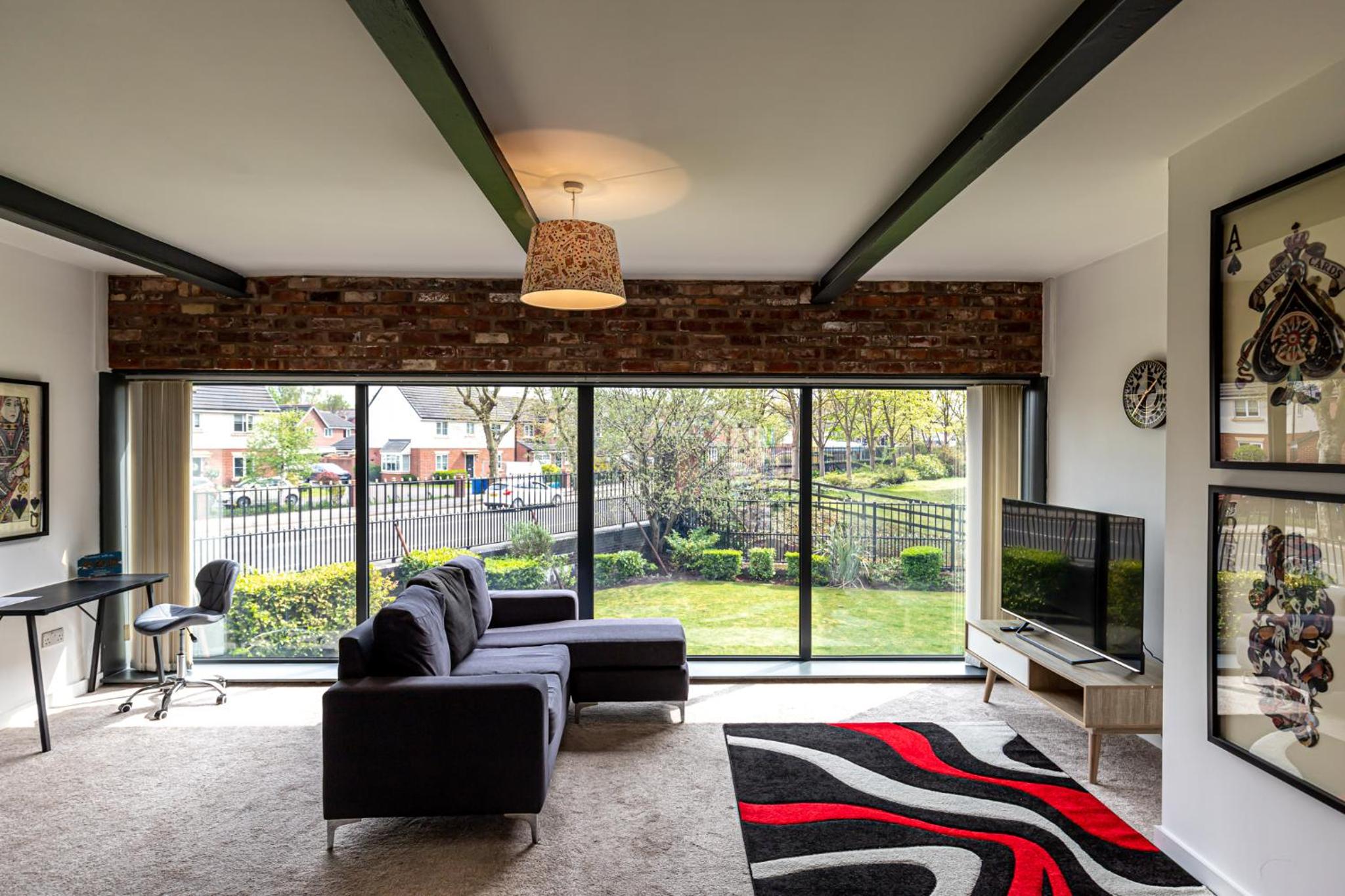Warrington Vacations - Clock Towers, 2 Bed, Stockton Heath, Warrington, Parking - Property Image 1