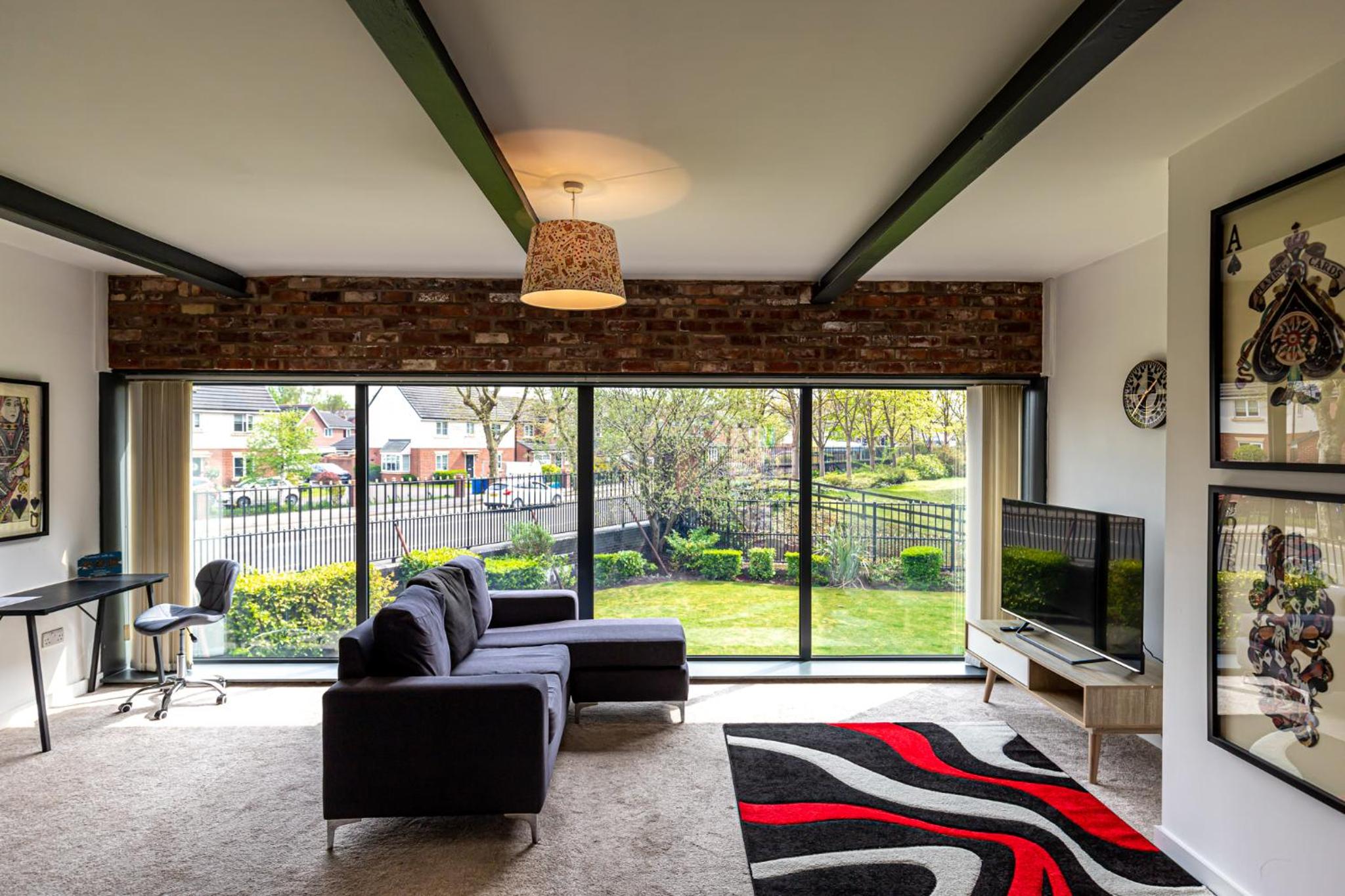 Warrington Vacations - Clock Towers, 2 Bed, Stockton Heath, Warrington, Parking - Property Image 12