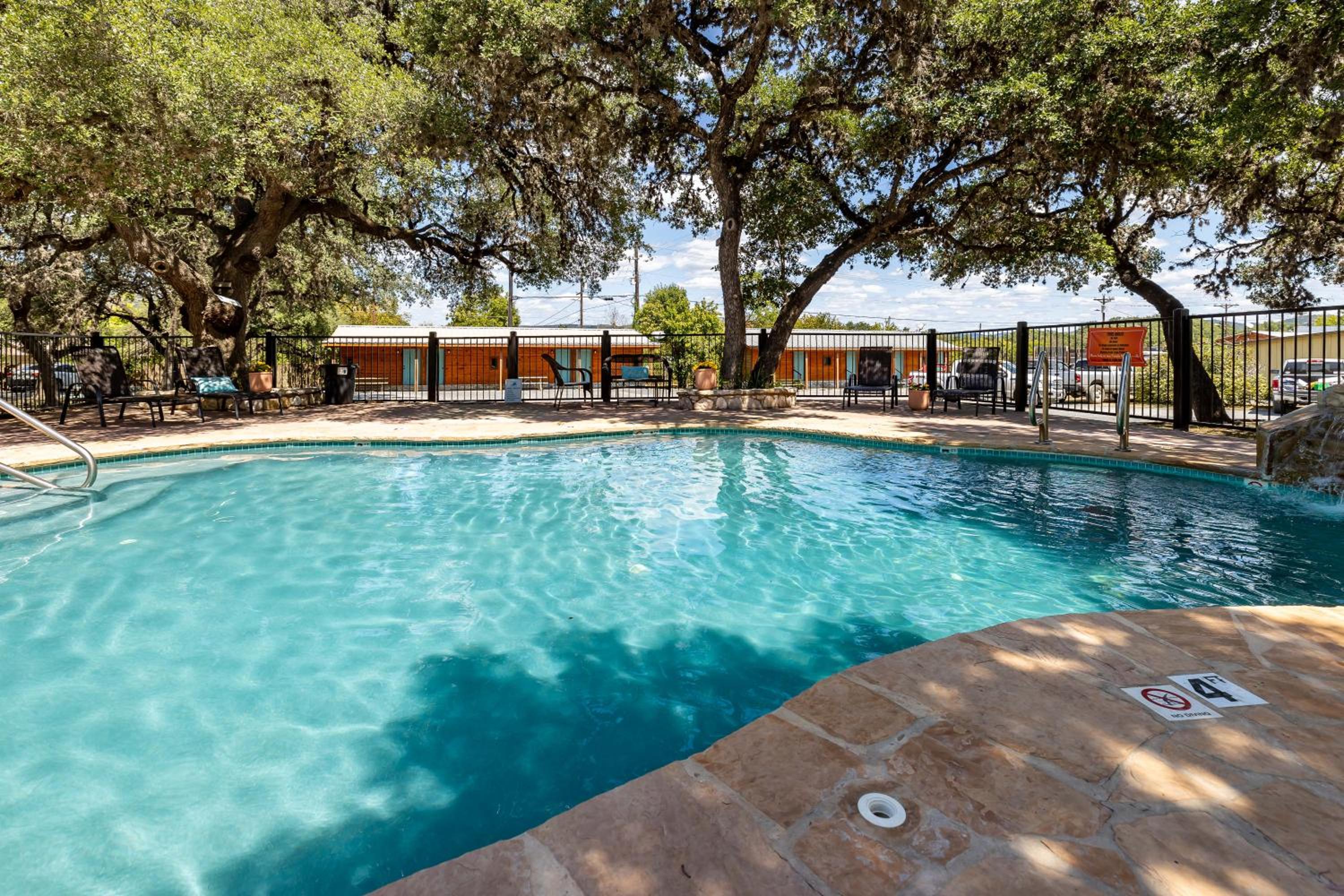 The Historic Leakey Inn view 4