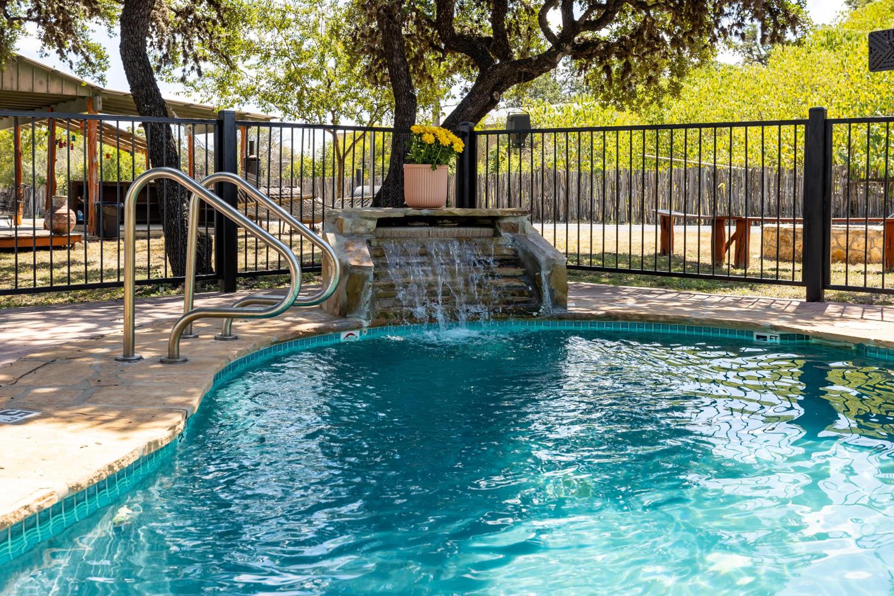 The Historic Leakey Inn view 3