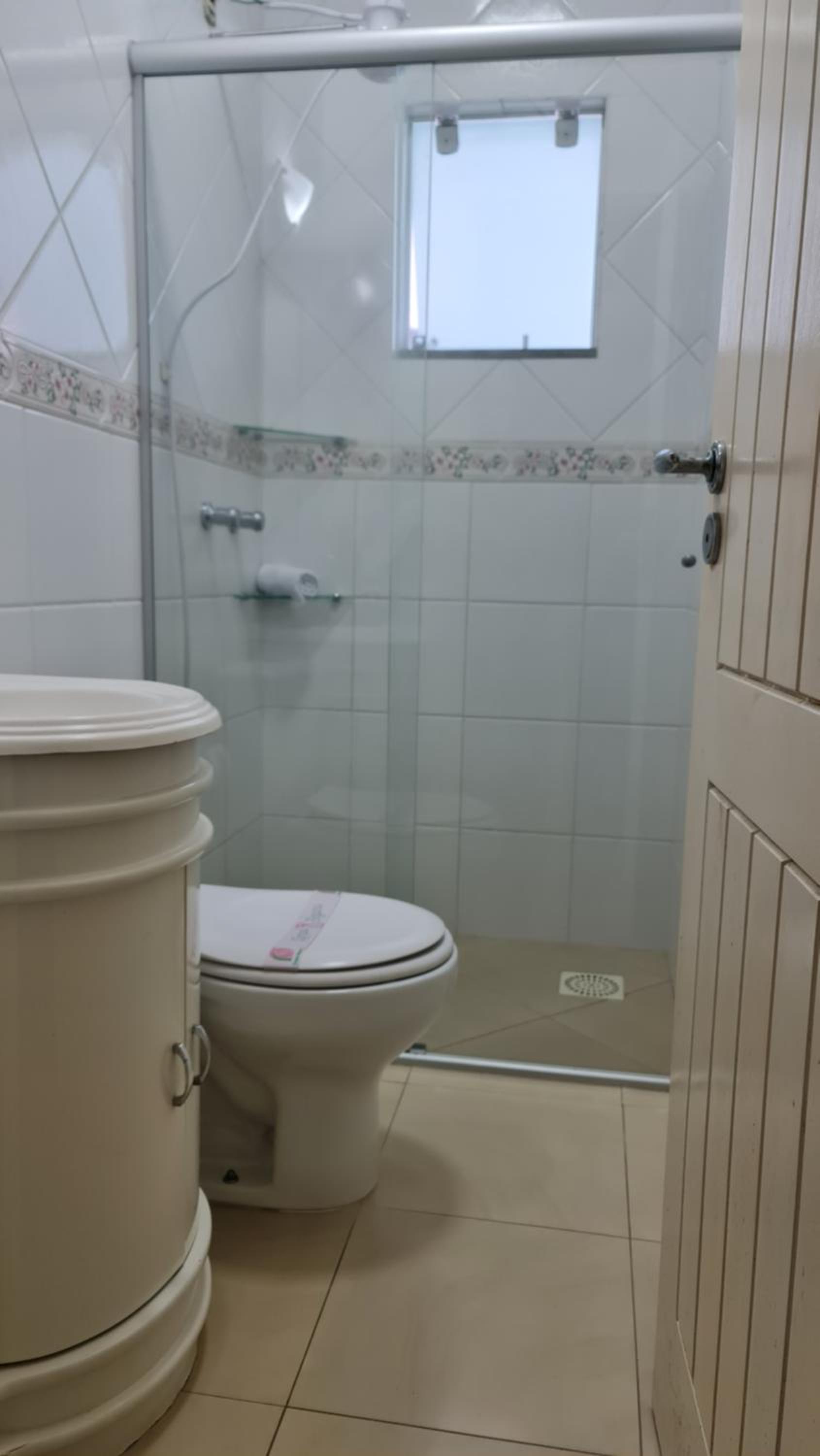 Casa Rosa com 7 quartos - Edícula completa a 150 metros da Praia