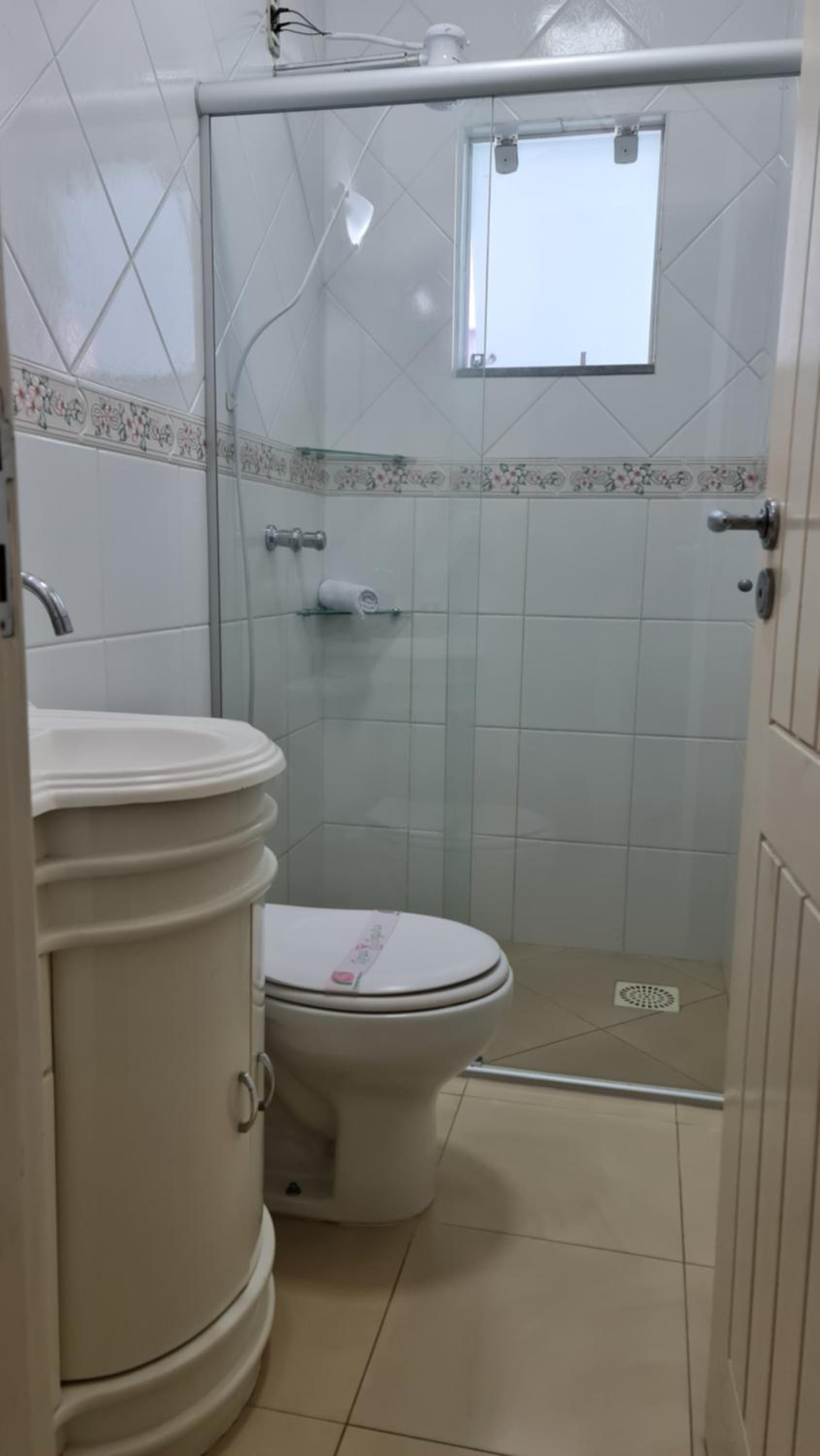 Casa Rosa com 7 quartos - Edícula completa a 150 metros da Praia