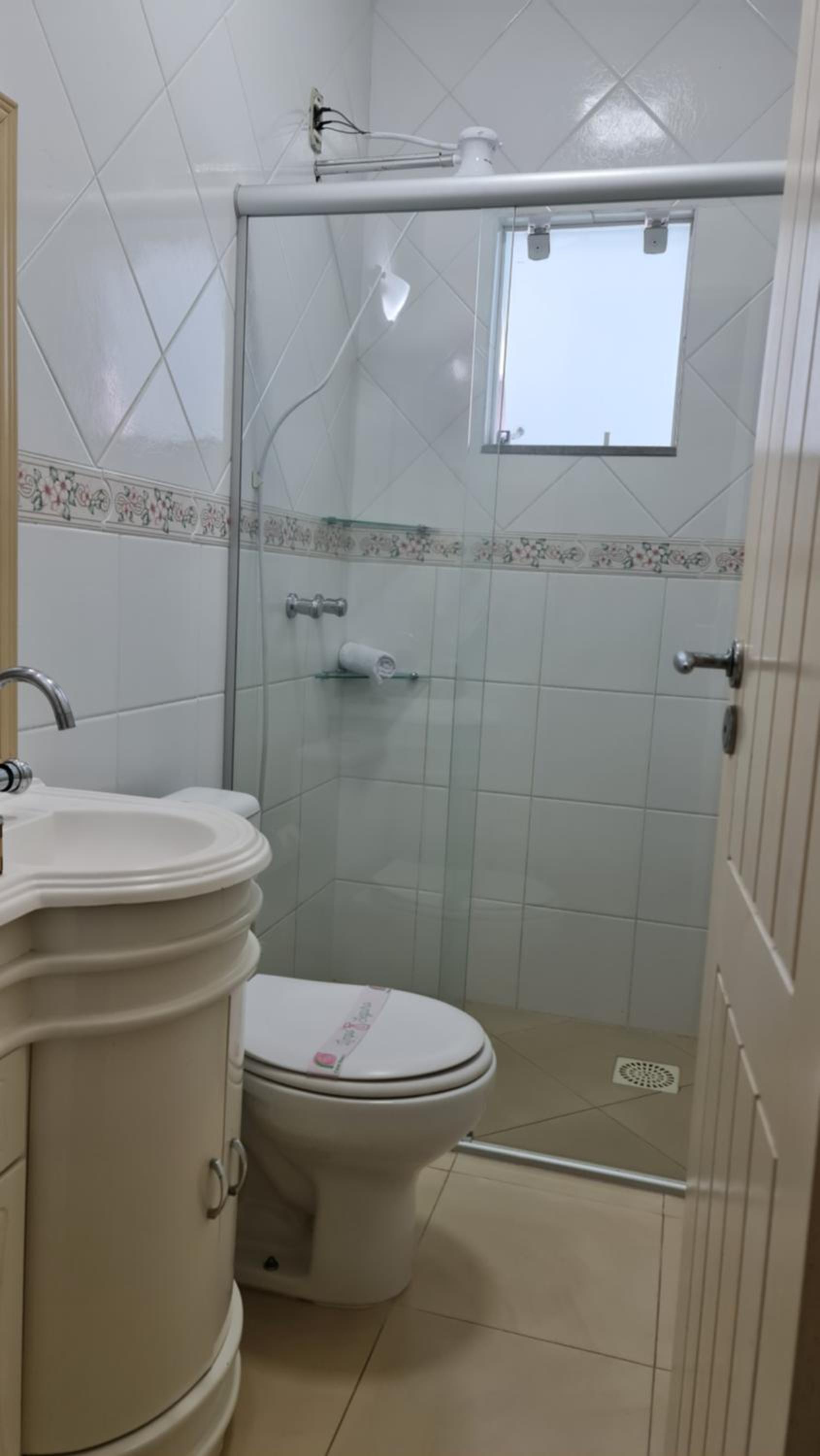Casa Rosa com 7 quartos - Edícula completa a 150 metros da Praia