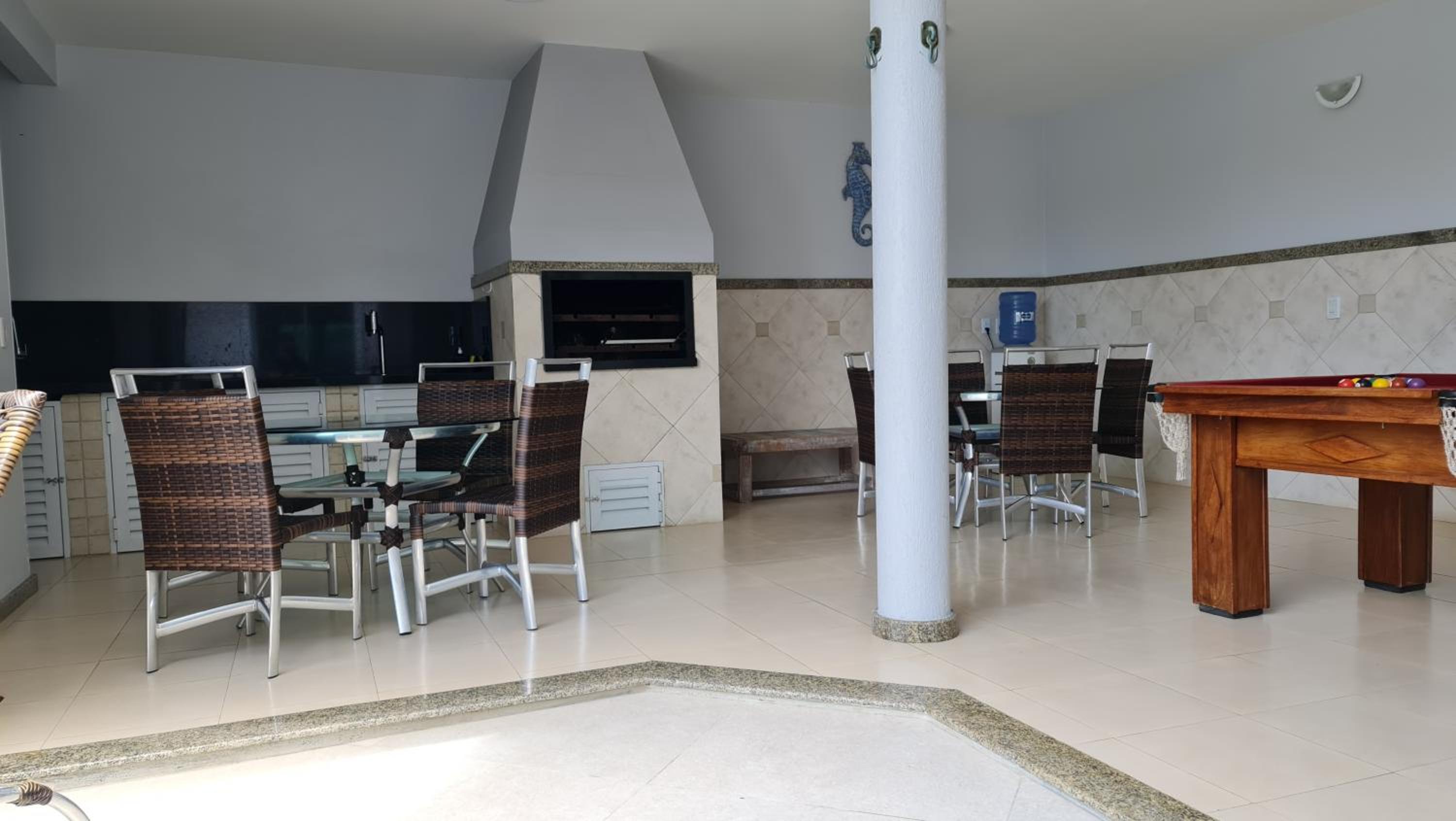 Casa Rosa com 7 quartos - Edícula completa a 150 metros da Praia