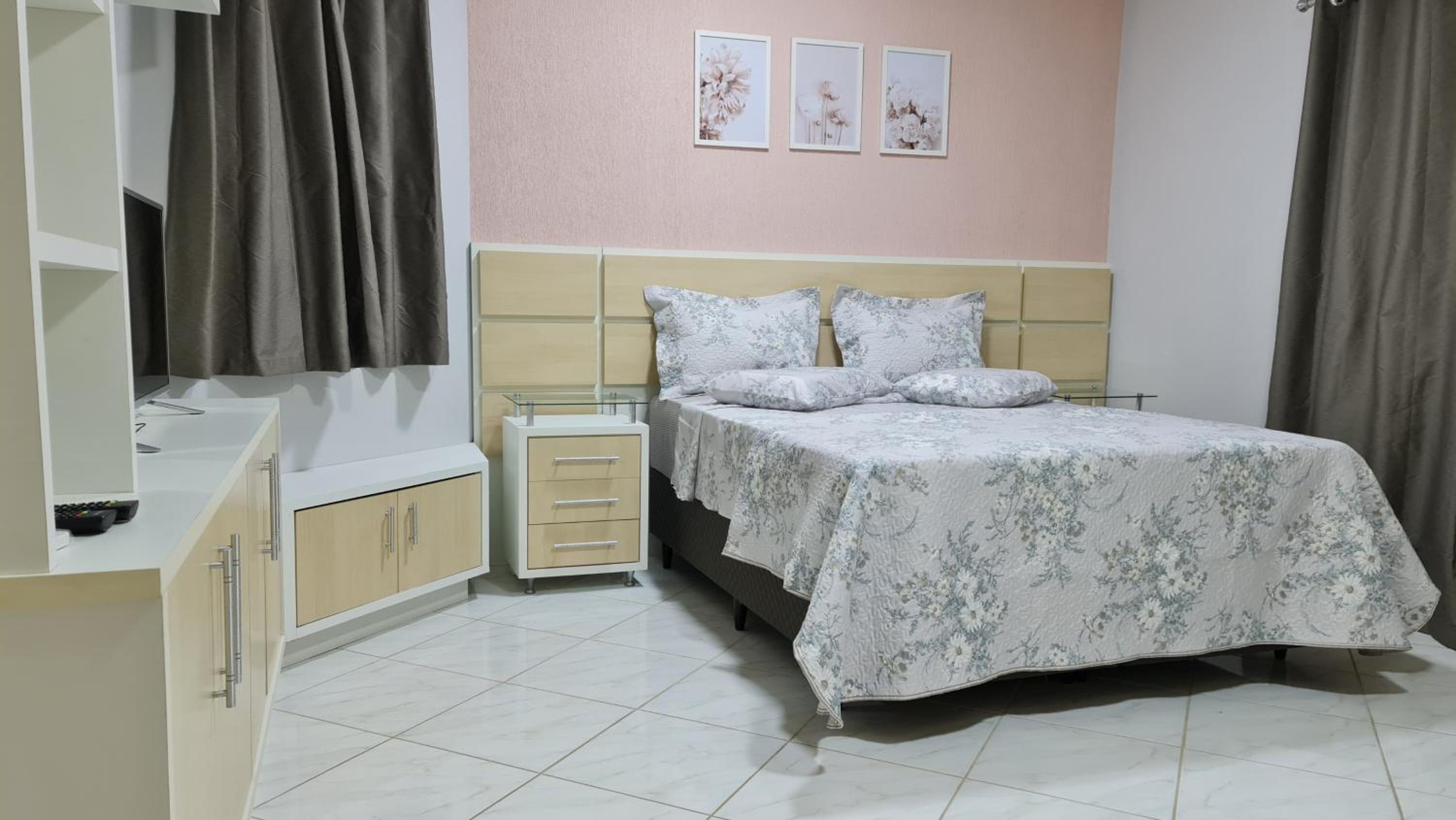 Casa Rosa com 7 quartos - Edícula completa a 150 metros da Praia