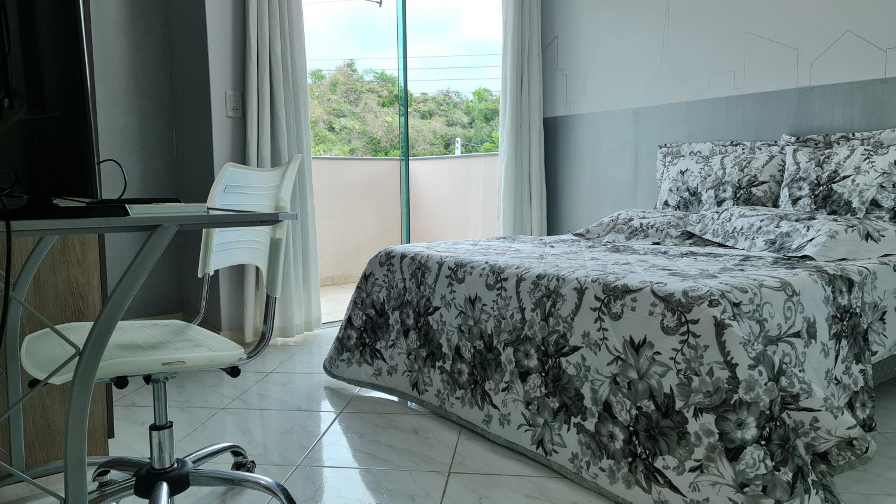 Casa Rosa com 7 quartos - Edícula completa a 150 metros da Praia