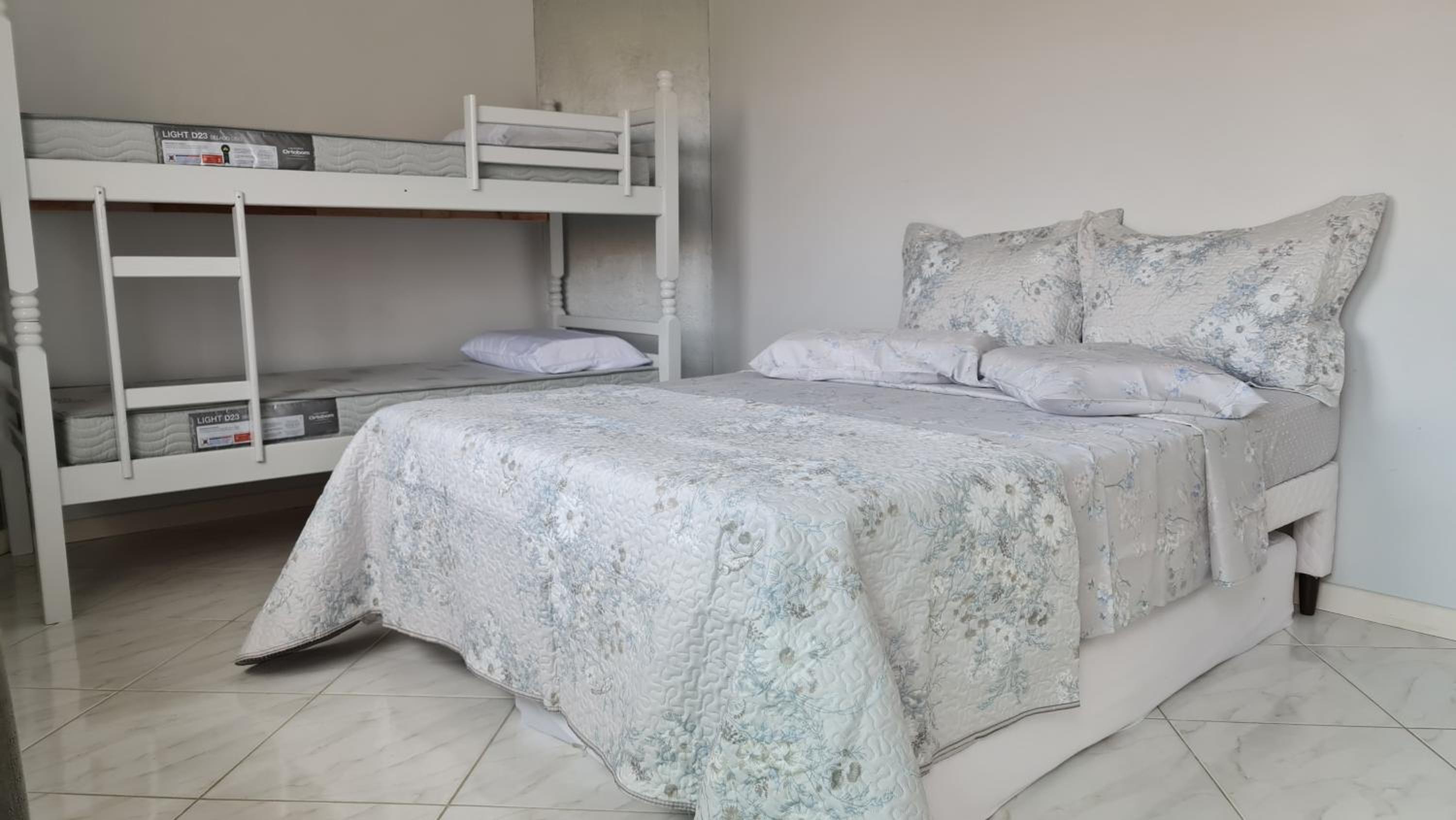Casa Rosa com 7 quartos - Edícula completa a 150 metros da Praia