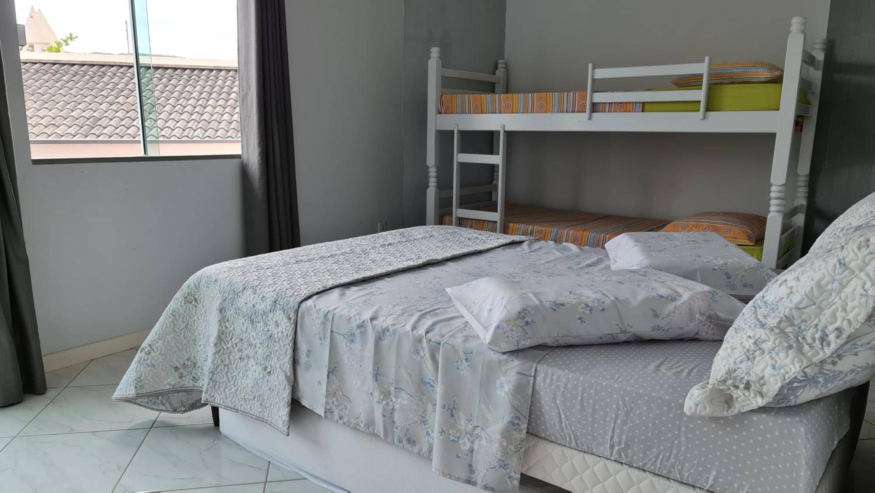 Casa Rosa com 7 quartos - Edícula completa a 150 metros da Praia