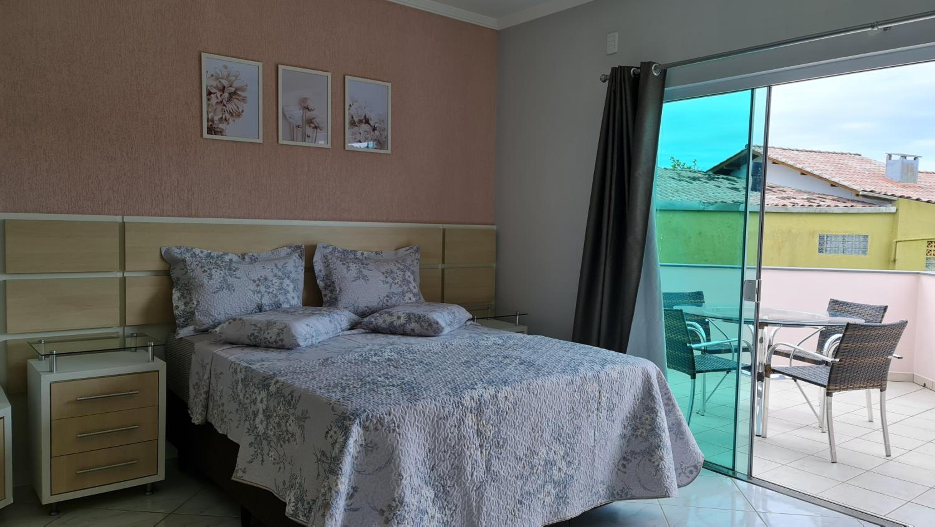 Casa Rosa com 7 quartos - Edícula completa a 150 metros da Praia
