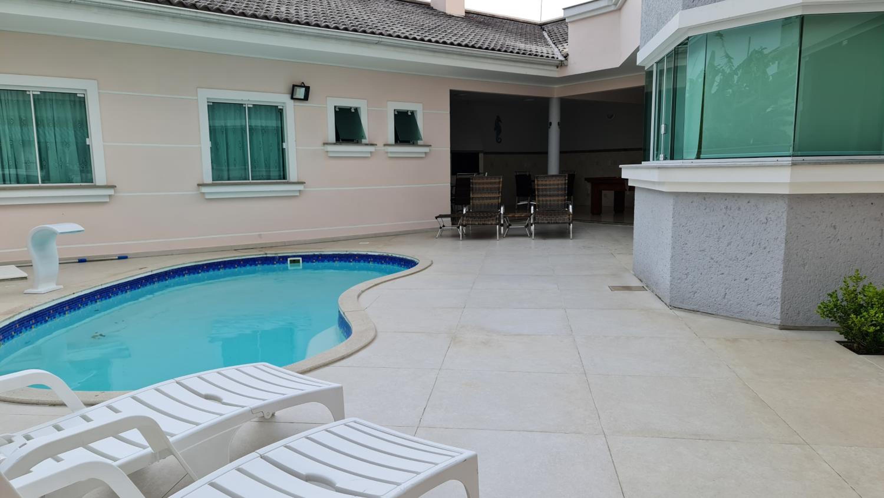 Casa Rosa com 7 quartos - Edícula completa a 150 metros da Praia