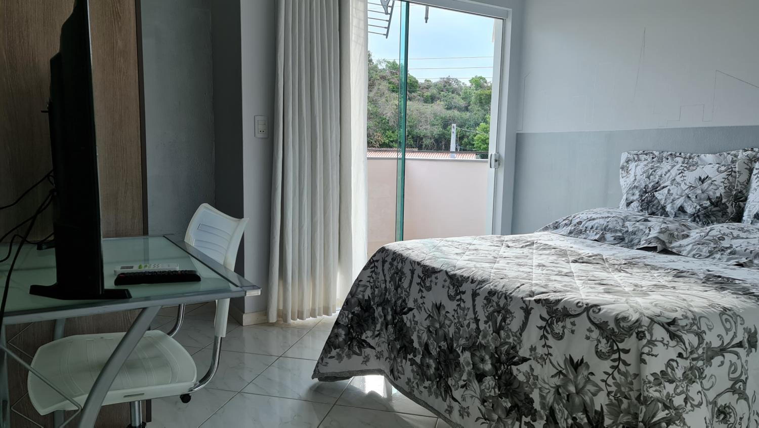 Casa Rosa com 7 quartos - Edícula completa a 150 metros da Praia