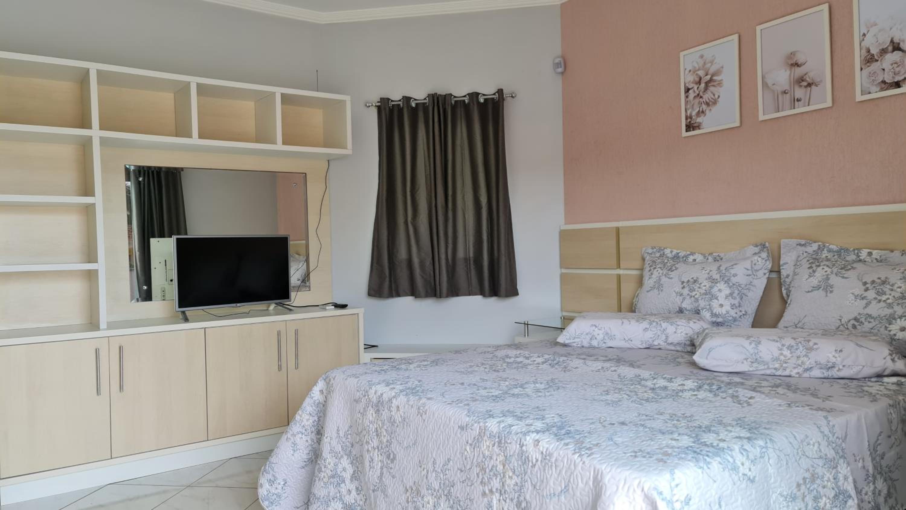 Casa Rosa com 7 quartos - Edícula completa a 150 metros da Praia