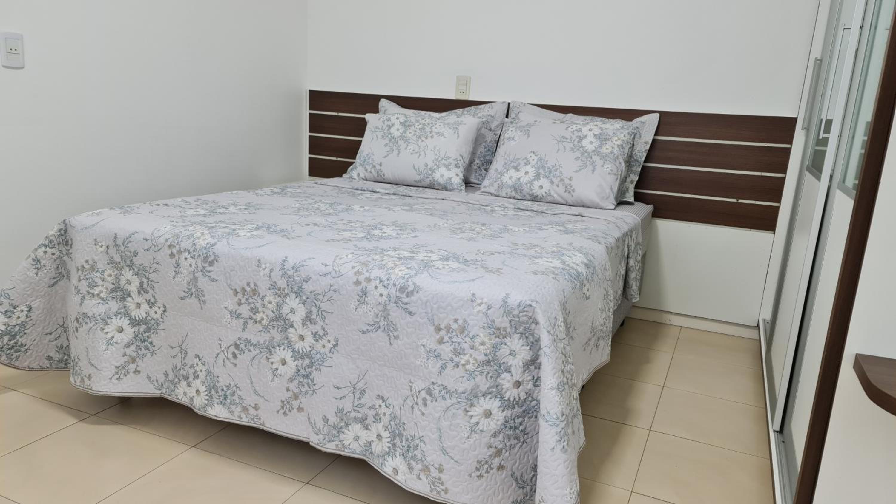 Casa Rosa com 7 quartos - Edícula completa a 150 metros da Praia
