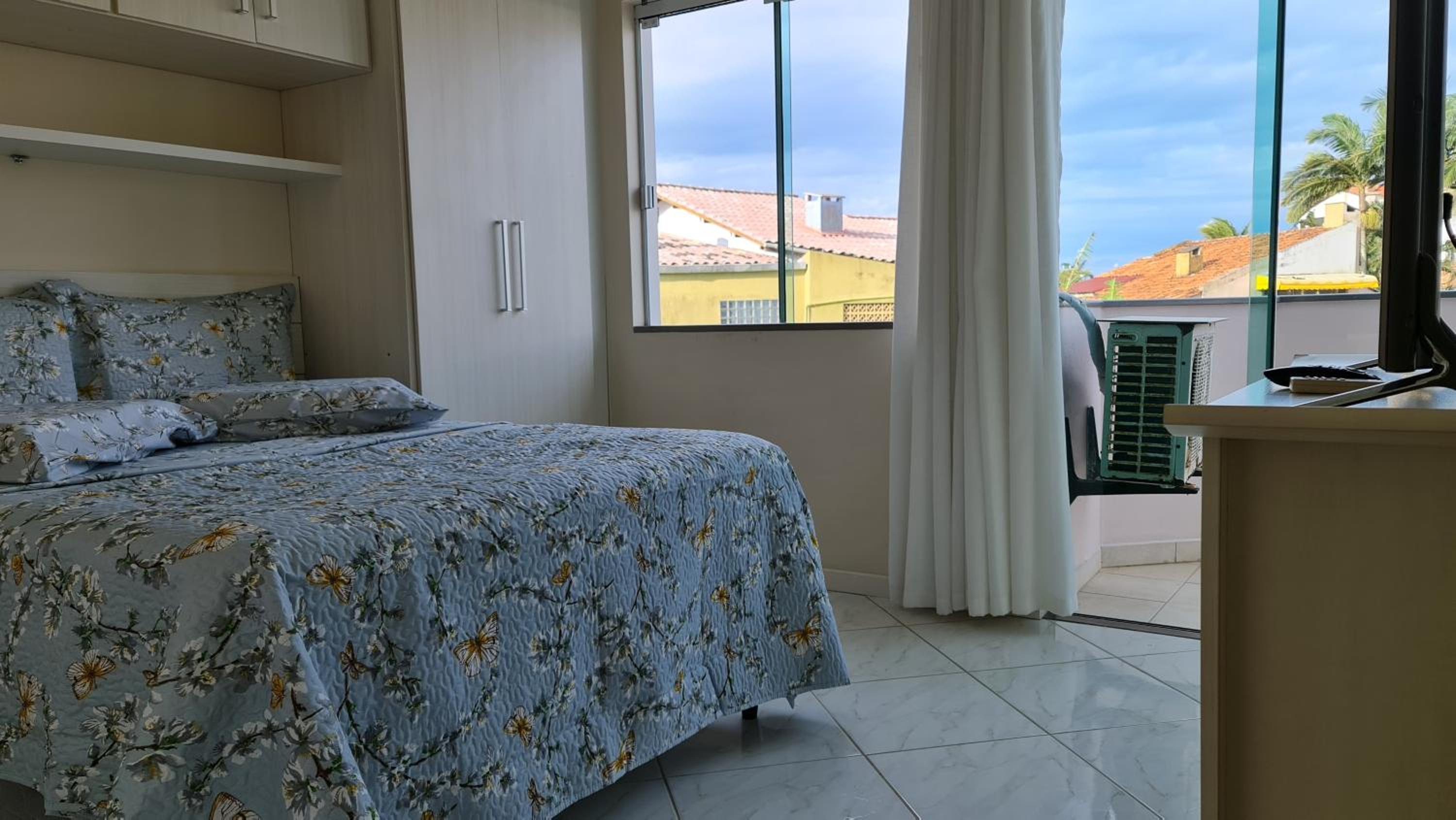Casa Rosa com 7 quartos - Edícula completa a 150 metros da Praia