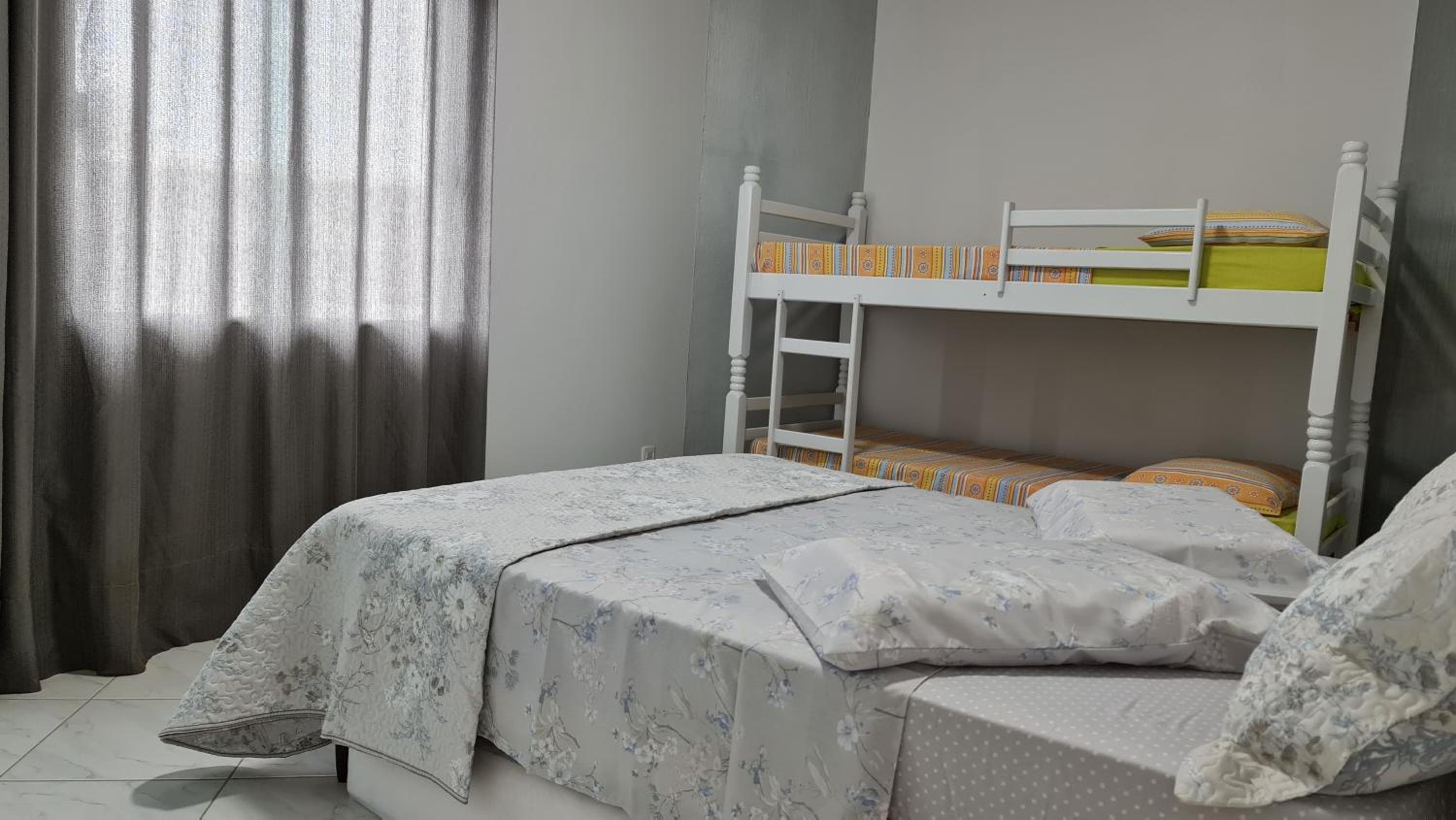 Casa Rosa com 7 quartos - Edícula completa a 150 metros da Praia