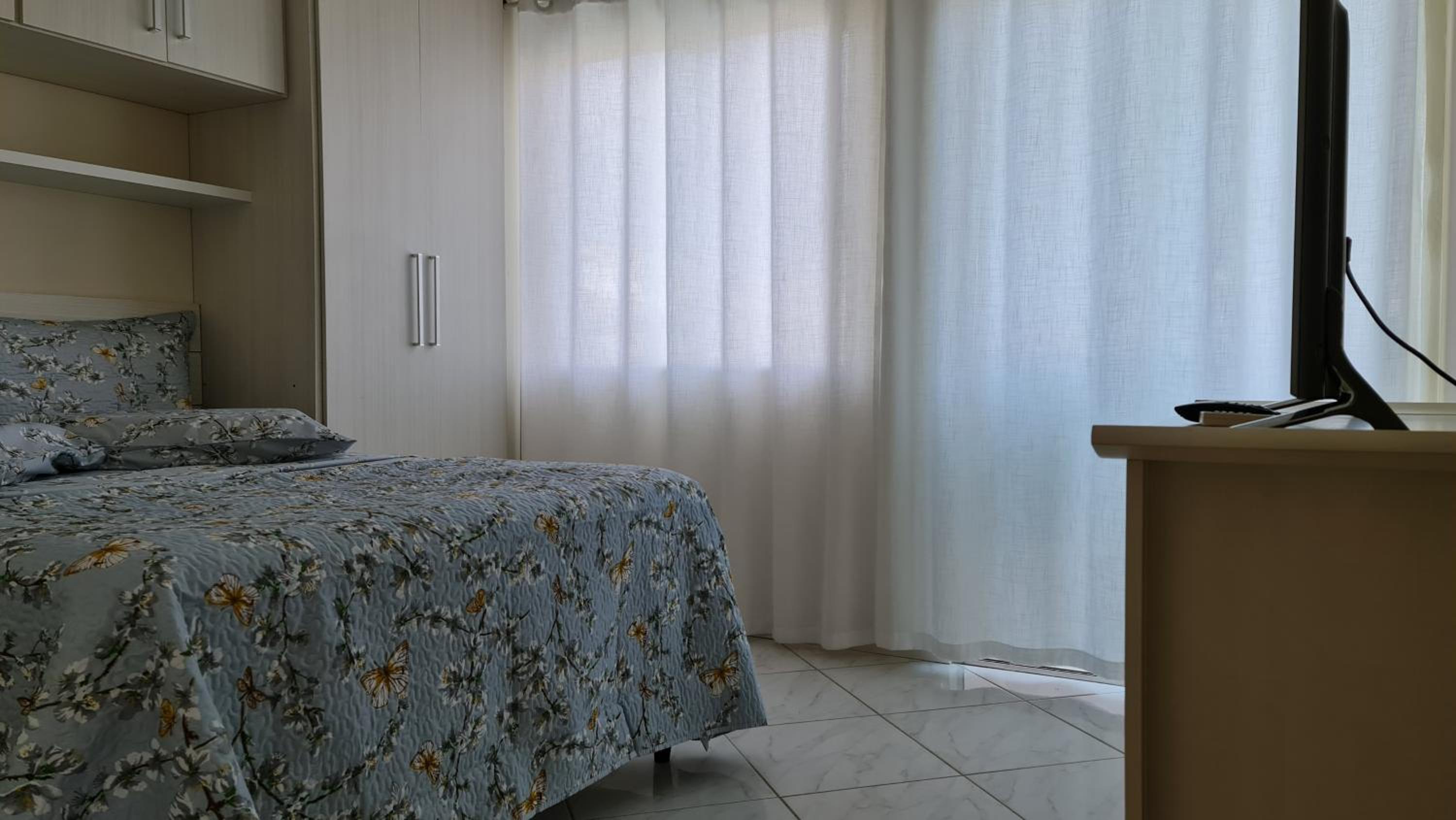 Casa Rosa com 7 quartos - Edícula completa a 150 metros da Praia