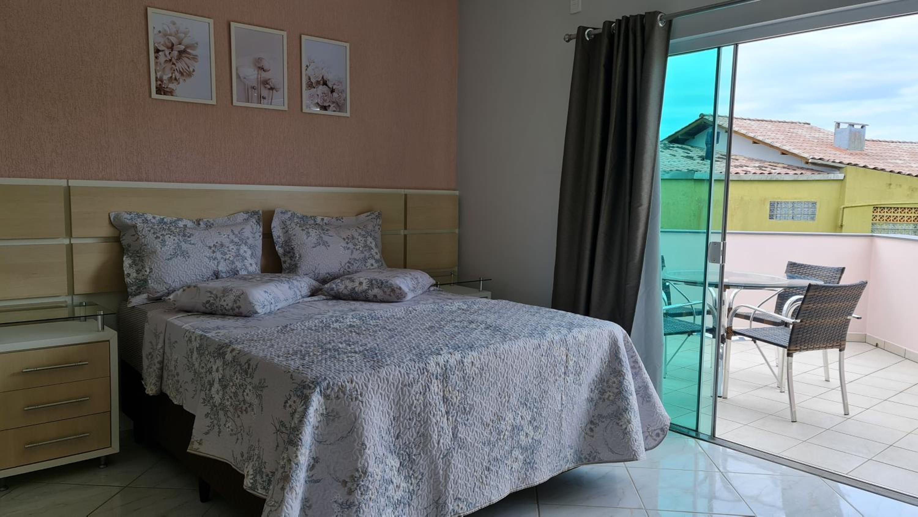 Casa Rosa com 7 quartos - Edícula completa a 150 metros da Praia