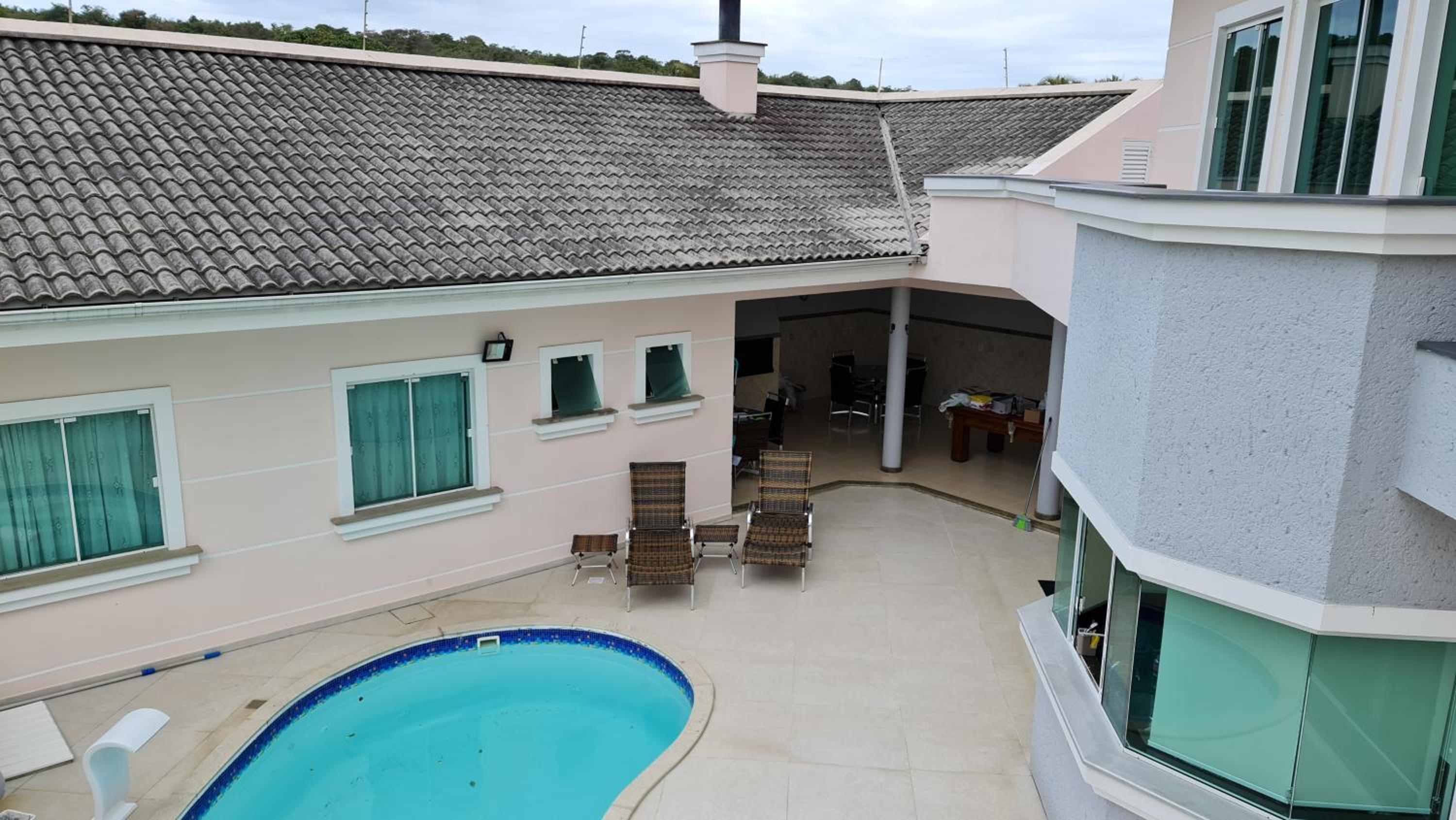 Casa Rosa com 7 quartos - Edícula completa a 150 metros da Praia