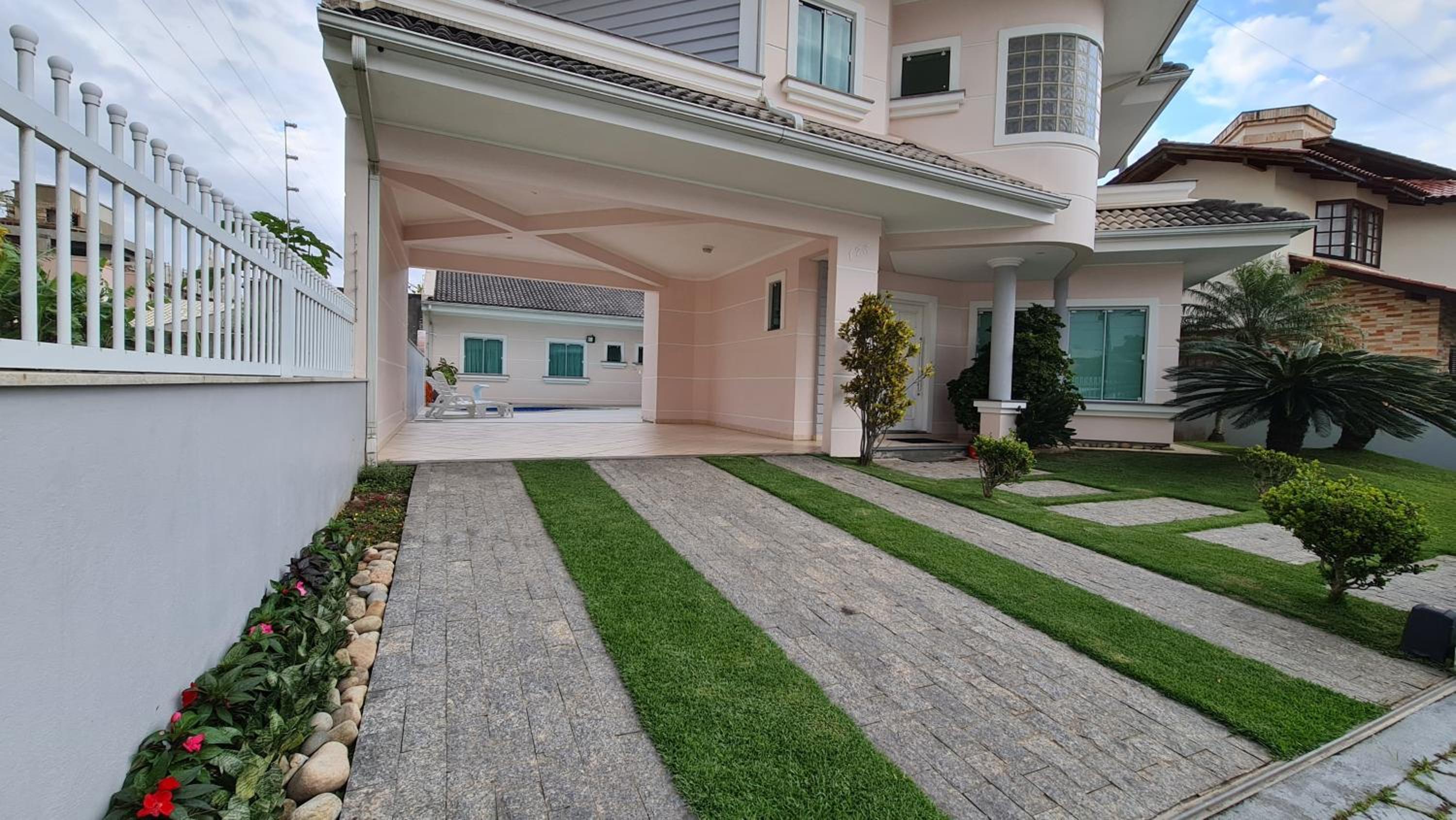 Casa Rosa com 7 quartos - Edícula completa a 150 metros da Praia
